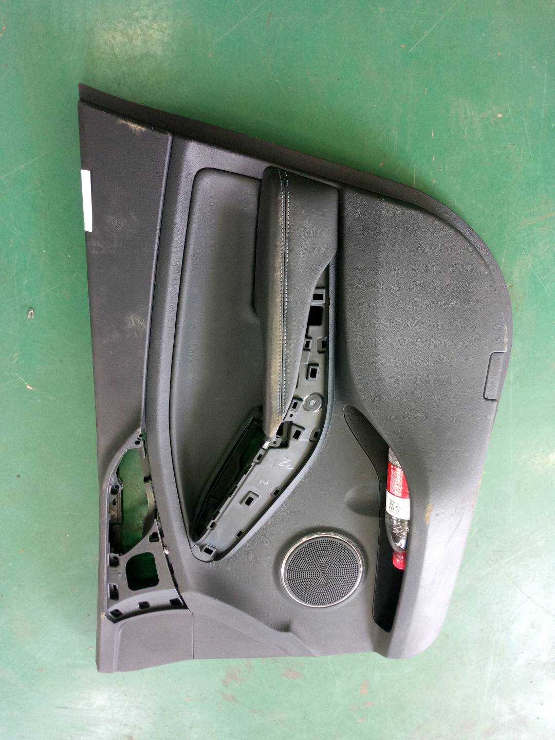 SCEA610220077 右前门护板总成