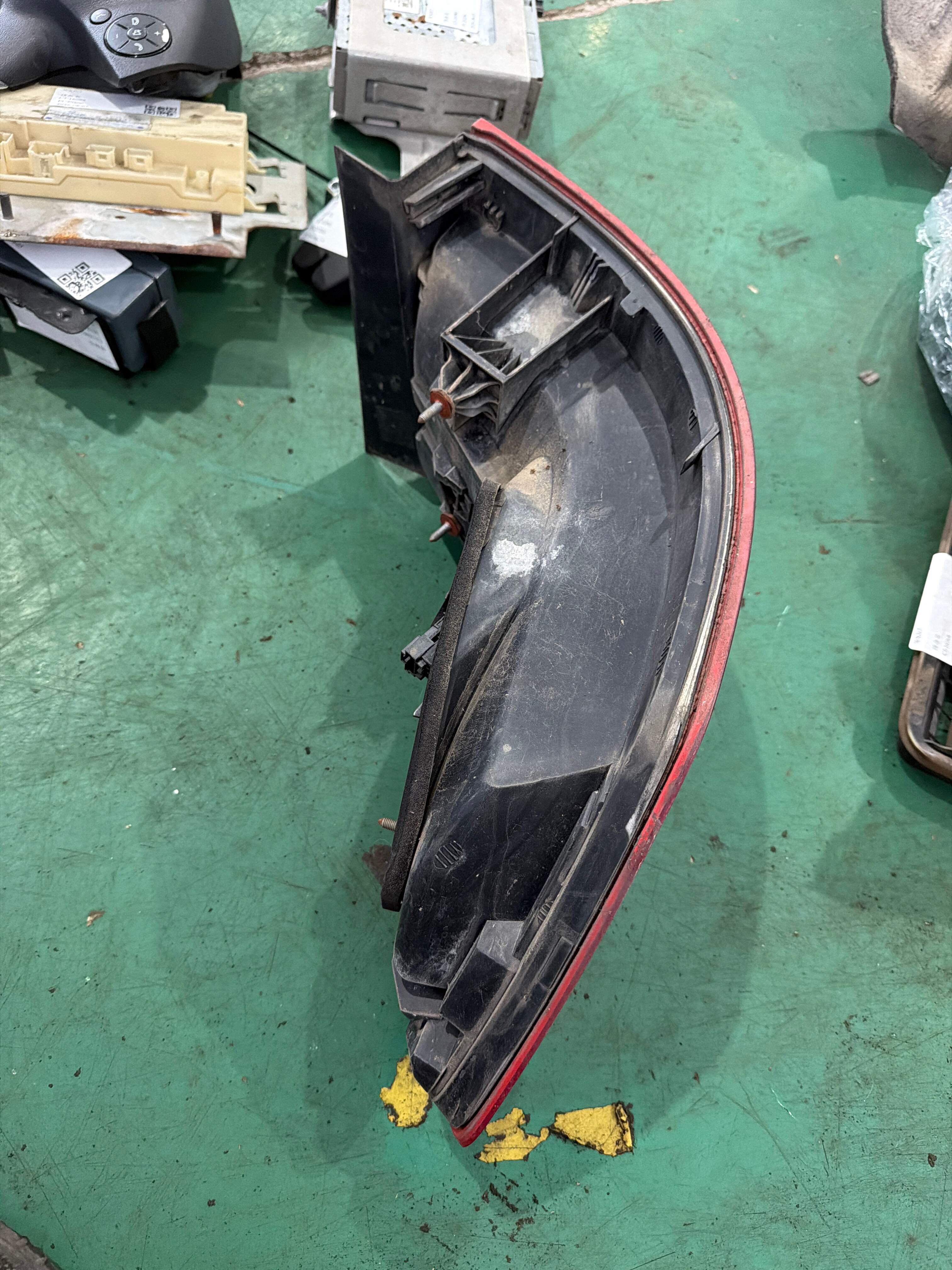 A2129060258 内尾灯半总成（右）