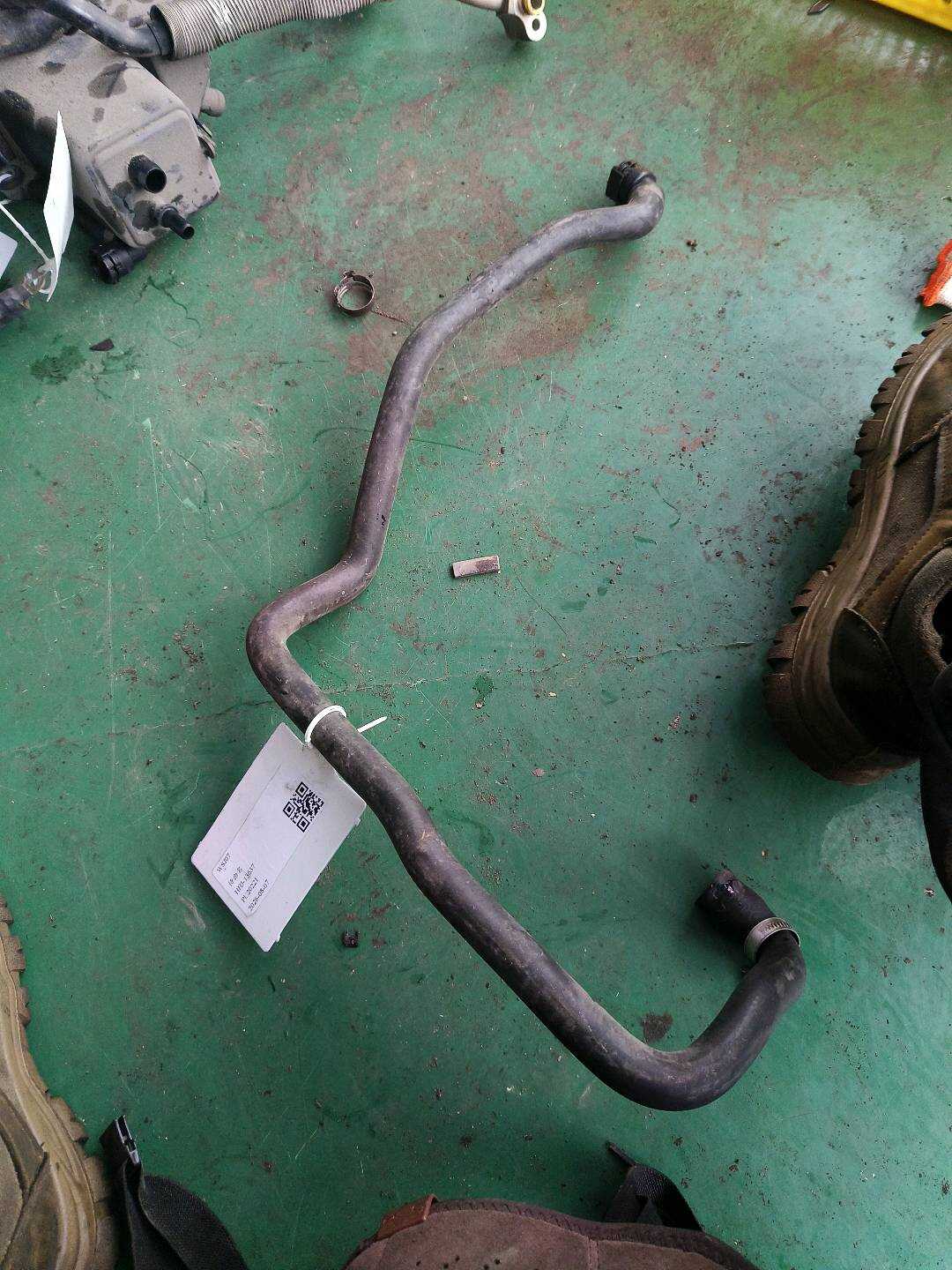 64218377700 暖风进水管