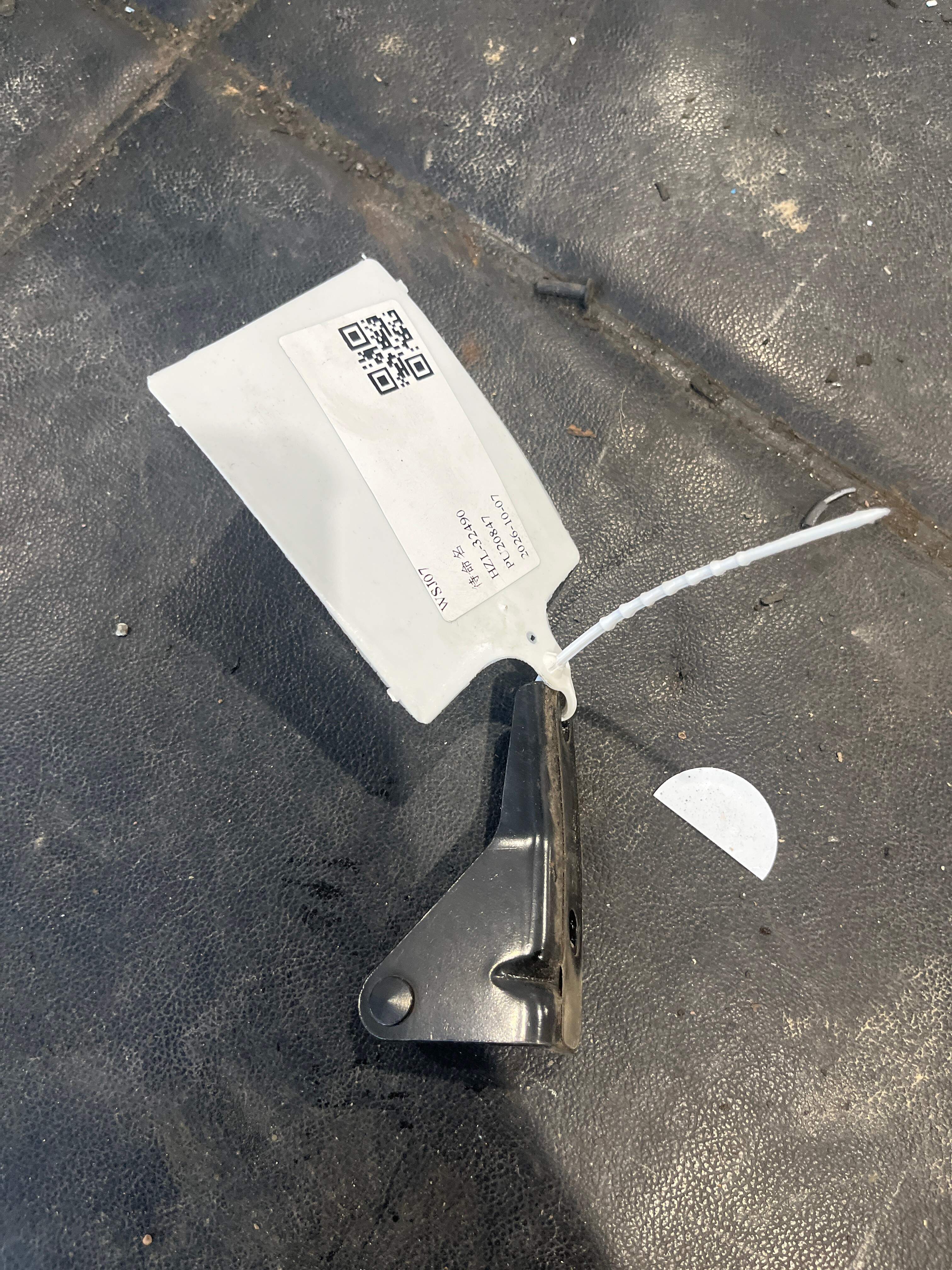 MEH6309113 背门左气弹簧车身支架