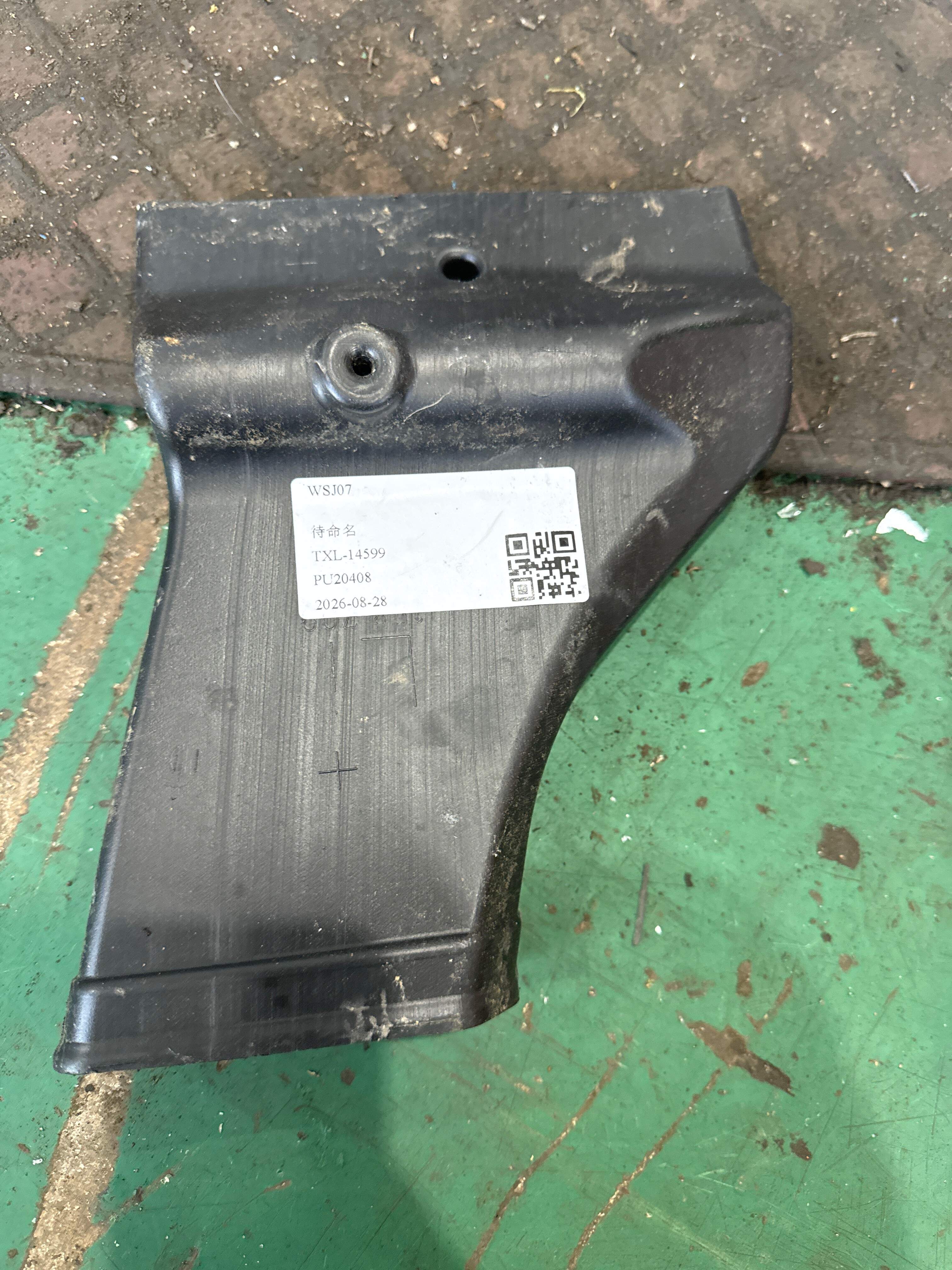 64229148093 Rear Seat Area Air Duct, Rear Left