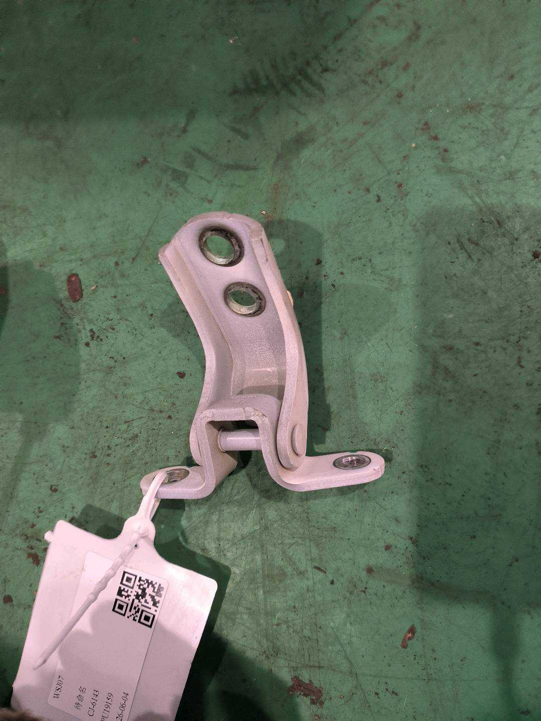 1062002670 左前车门铰链总成