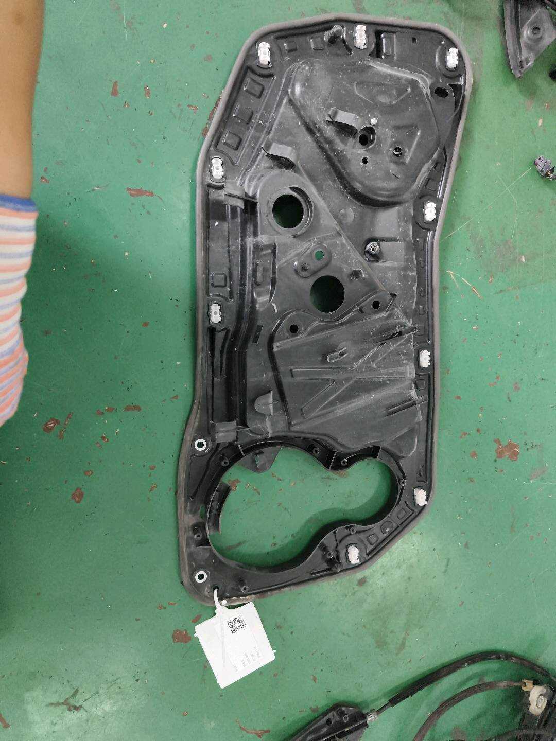 L3C8837756D 前门玻璃托架(右)