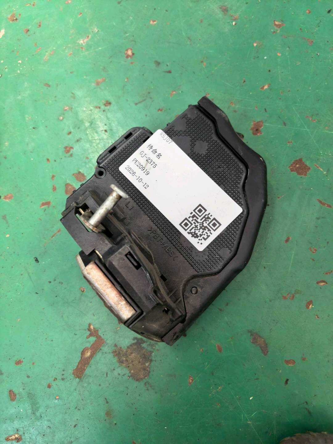 6906033131 后门锁总成（左）