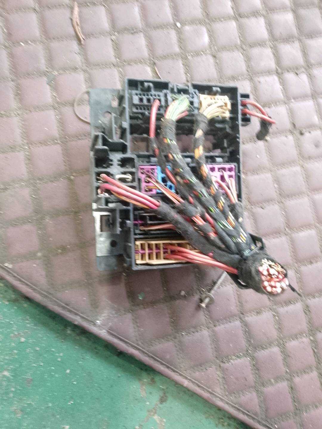 97061034900 发动机保险盒底座