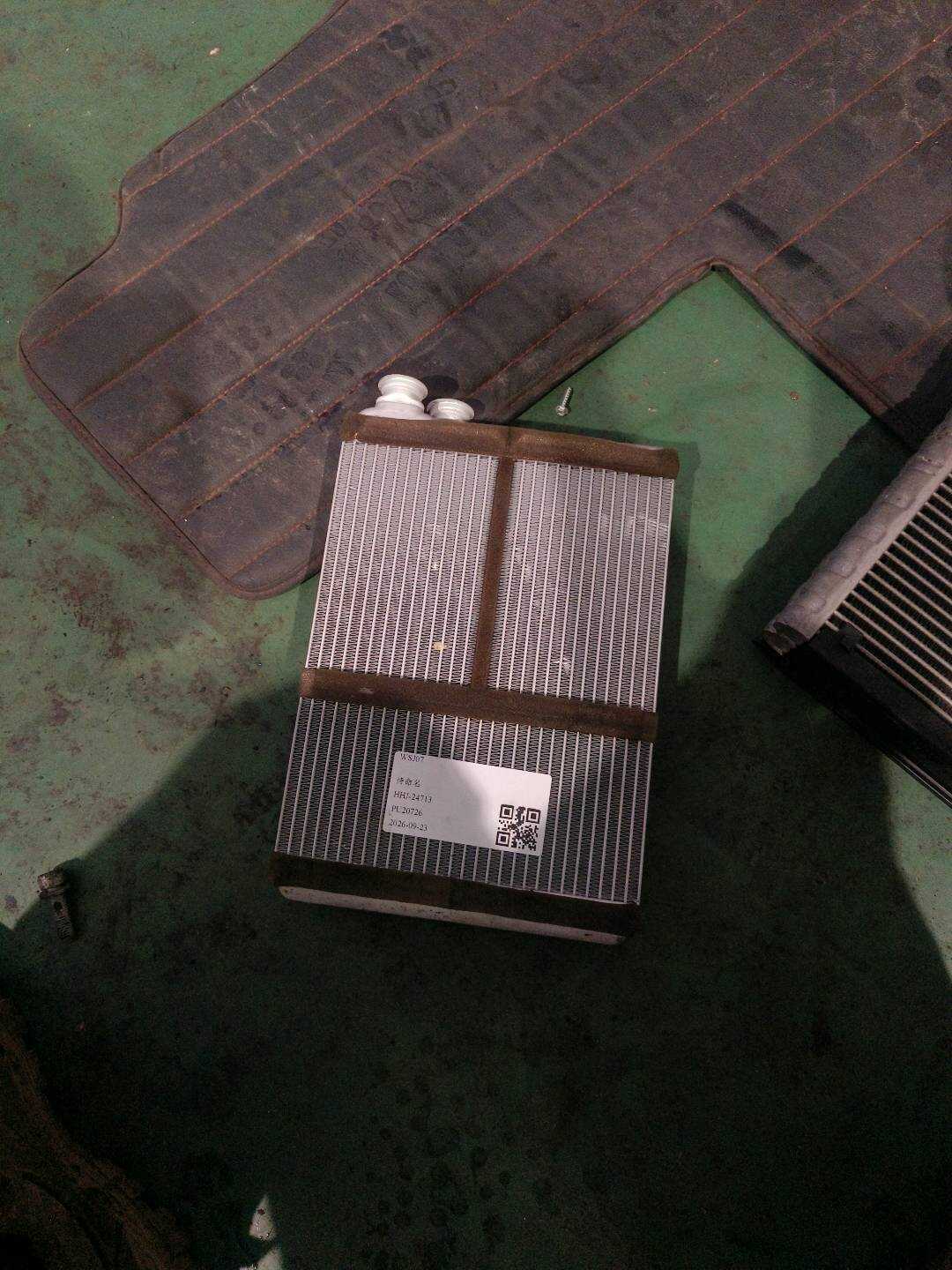 8K0898037A 暖风散热器