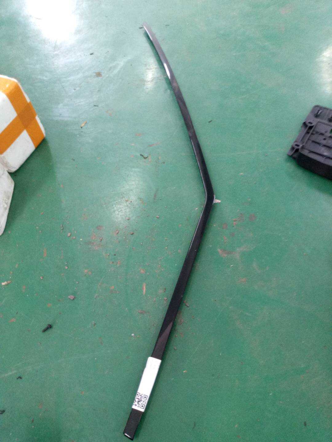 LR048549 Front Door Window Outer Molding (Upper Left)