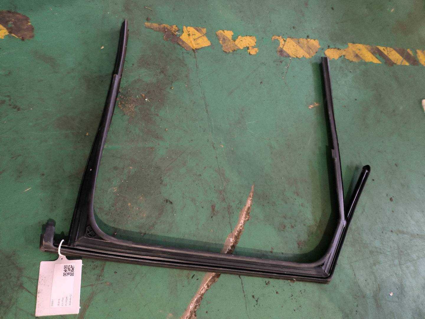 L5CG839439A 后门玻璃绒槽(左)