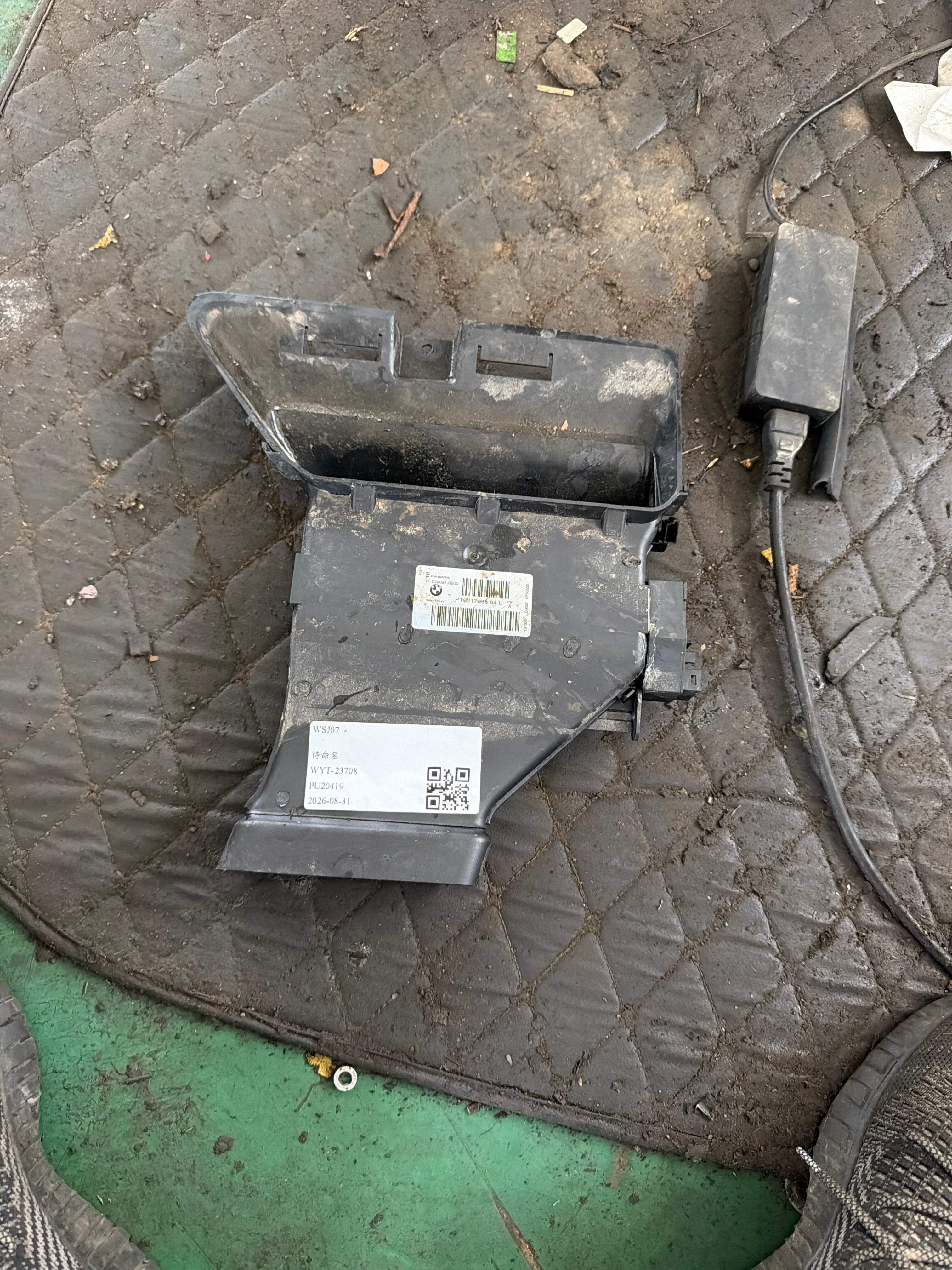 64119217988 辅助加热器芯(右)