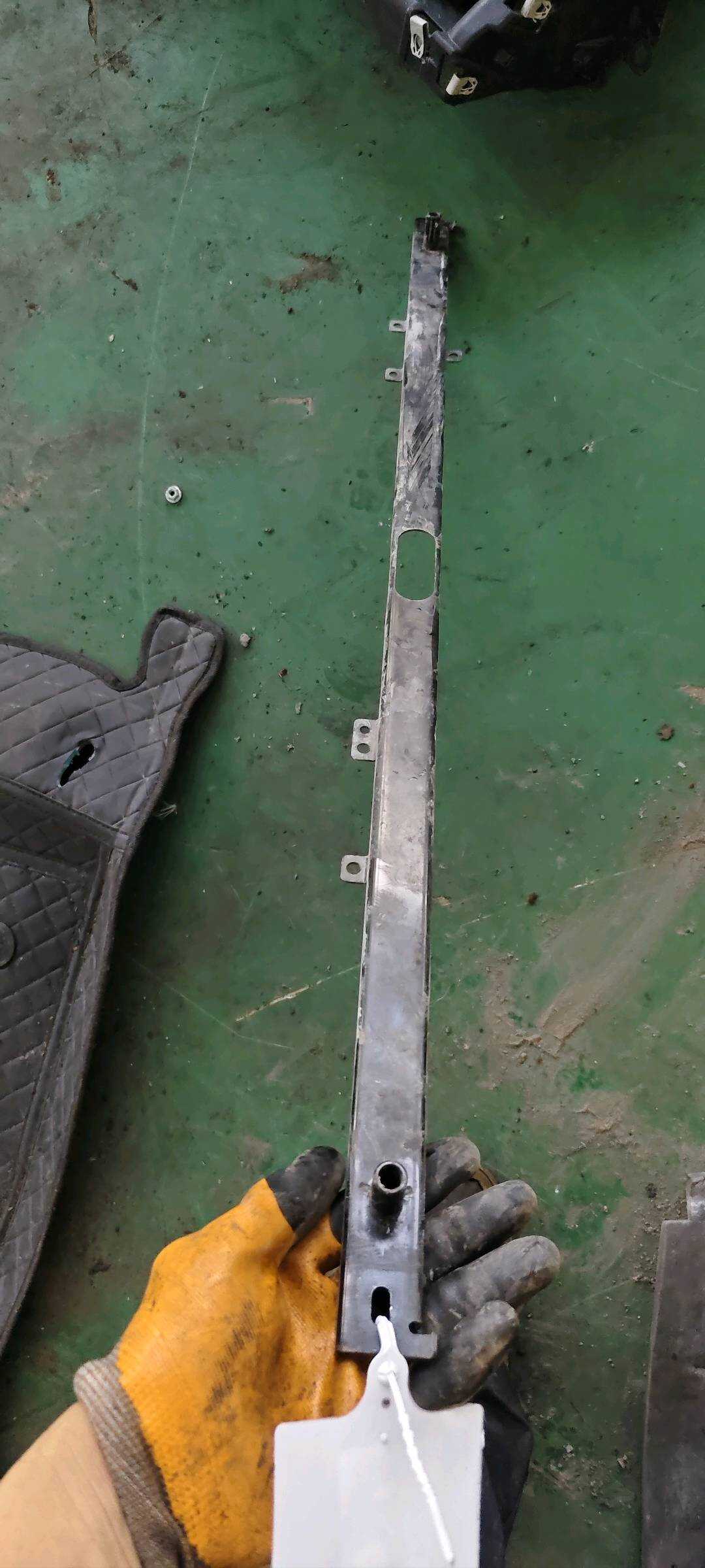 LR044300 Radiator Bracket, Upper