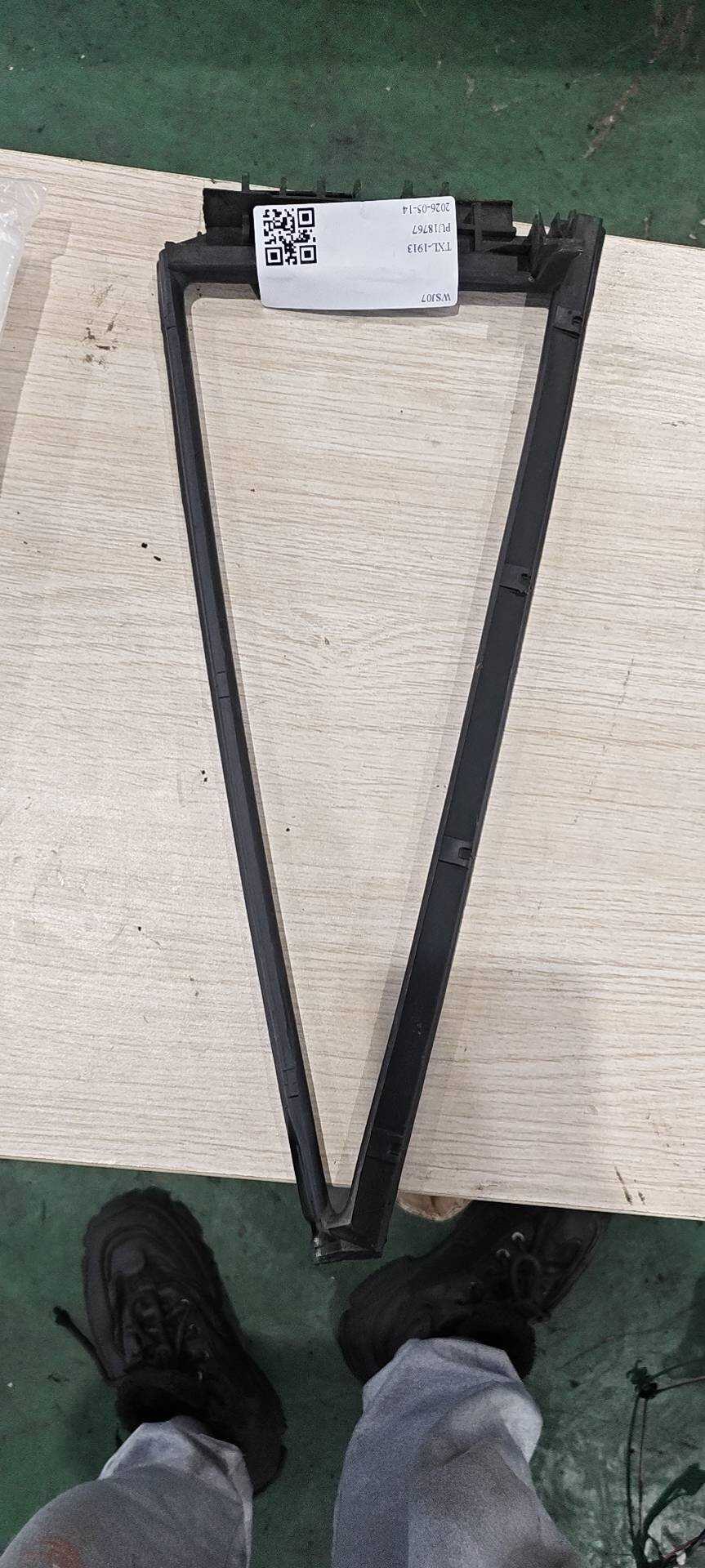 681890R020 后门三角窗胶条(左)