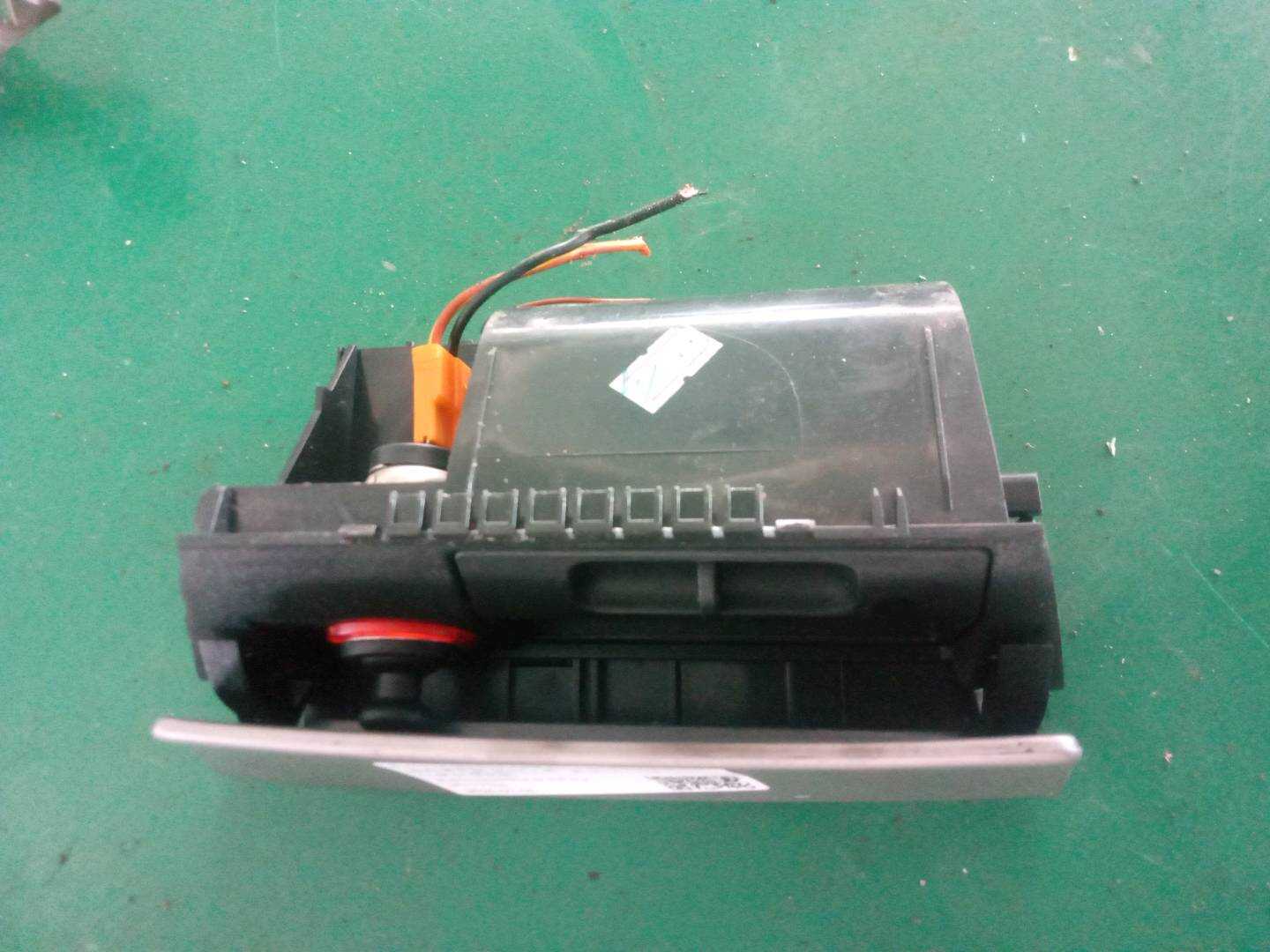 8M59A048K37EA37QC 仪表台烟灰缸