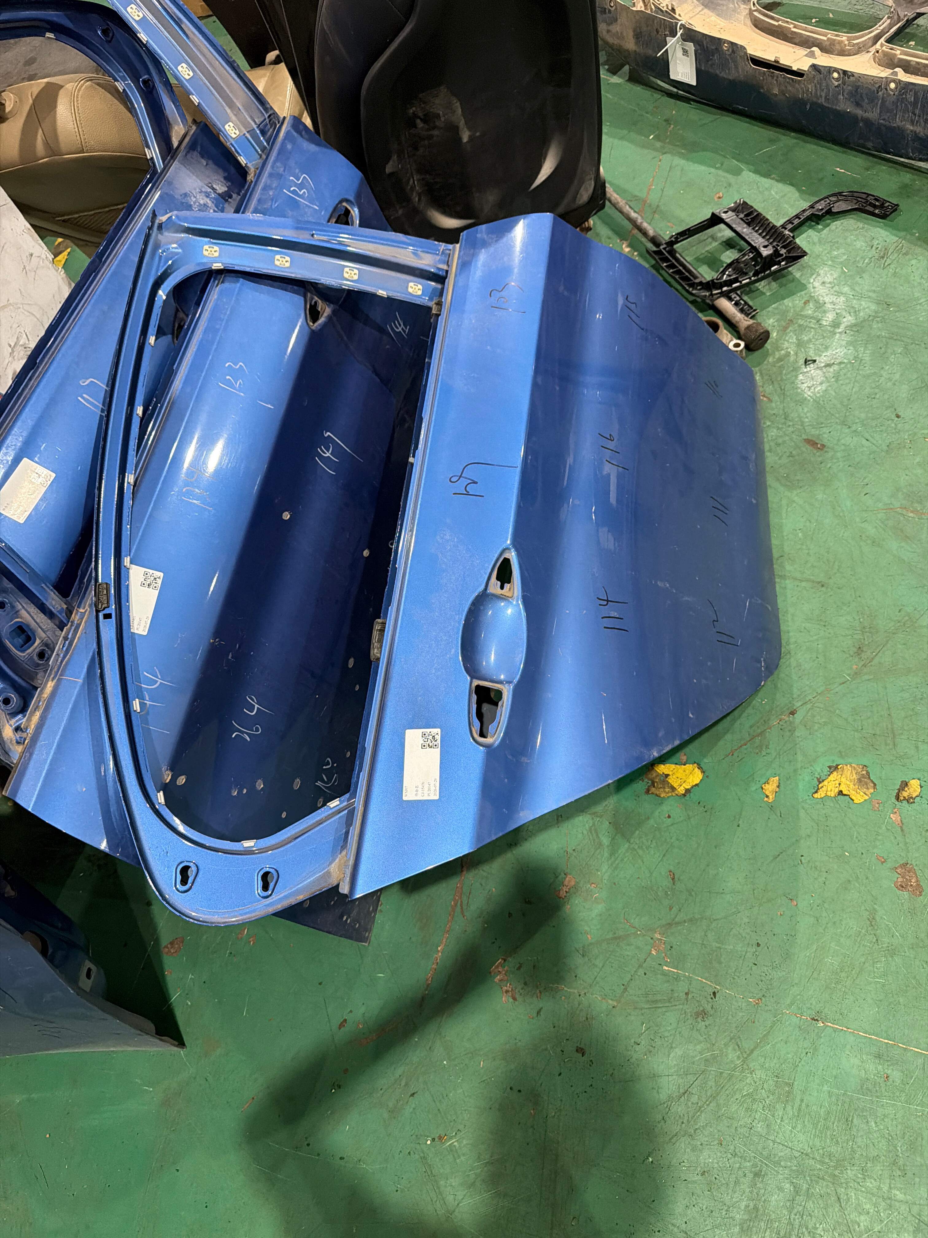41007477088 后门壳（右）