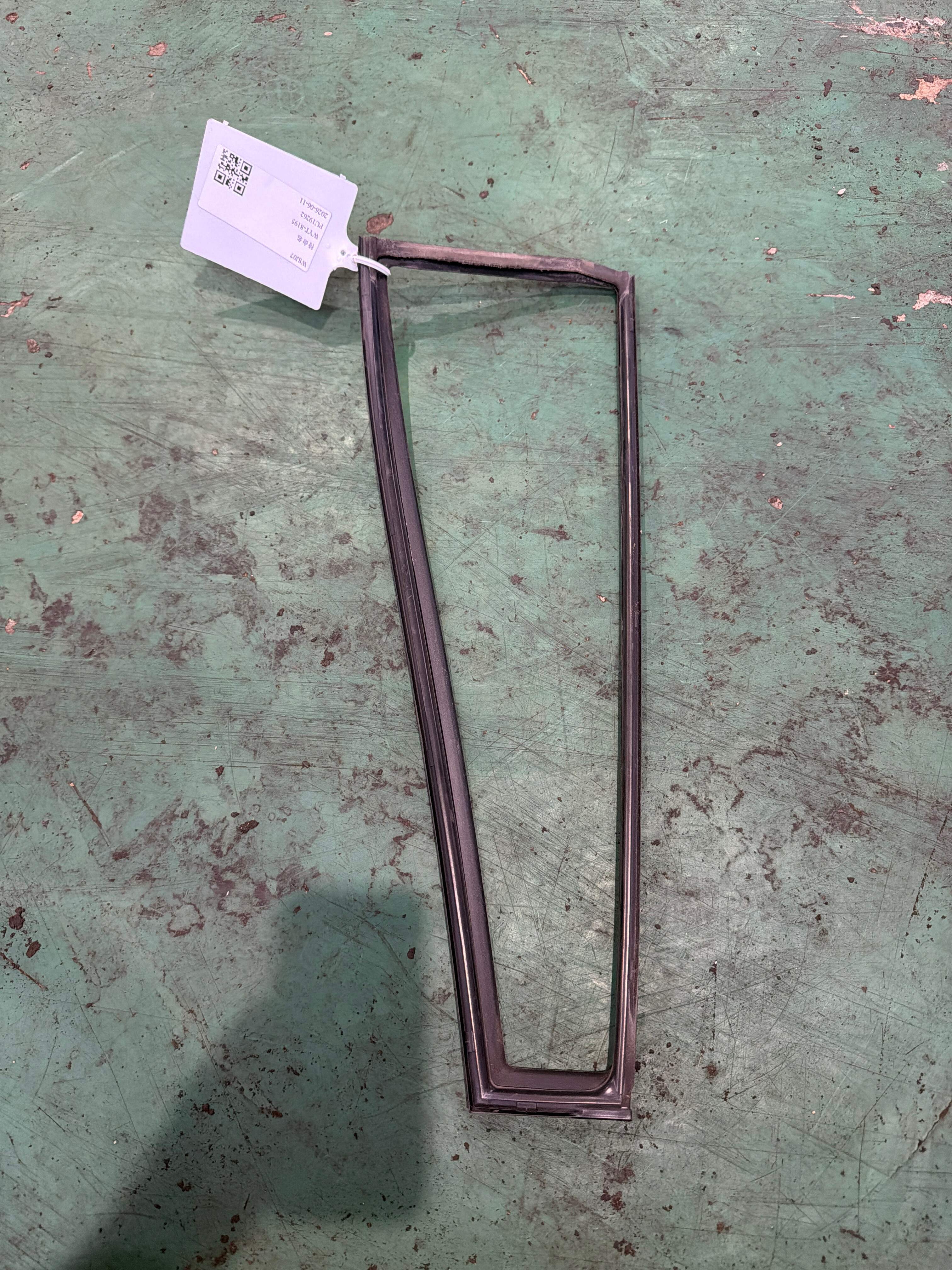 6818960050 后门三角窗胶条(左)