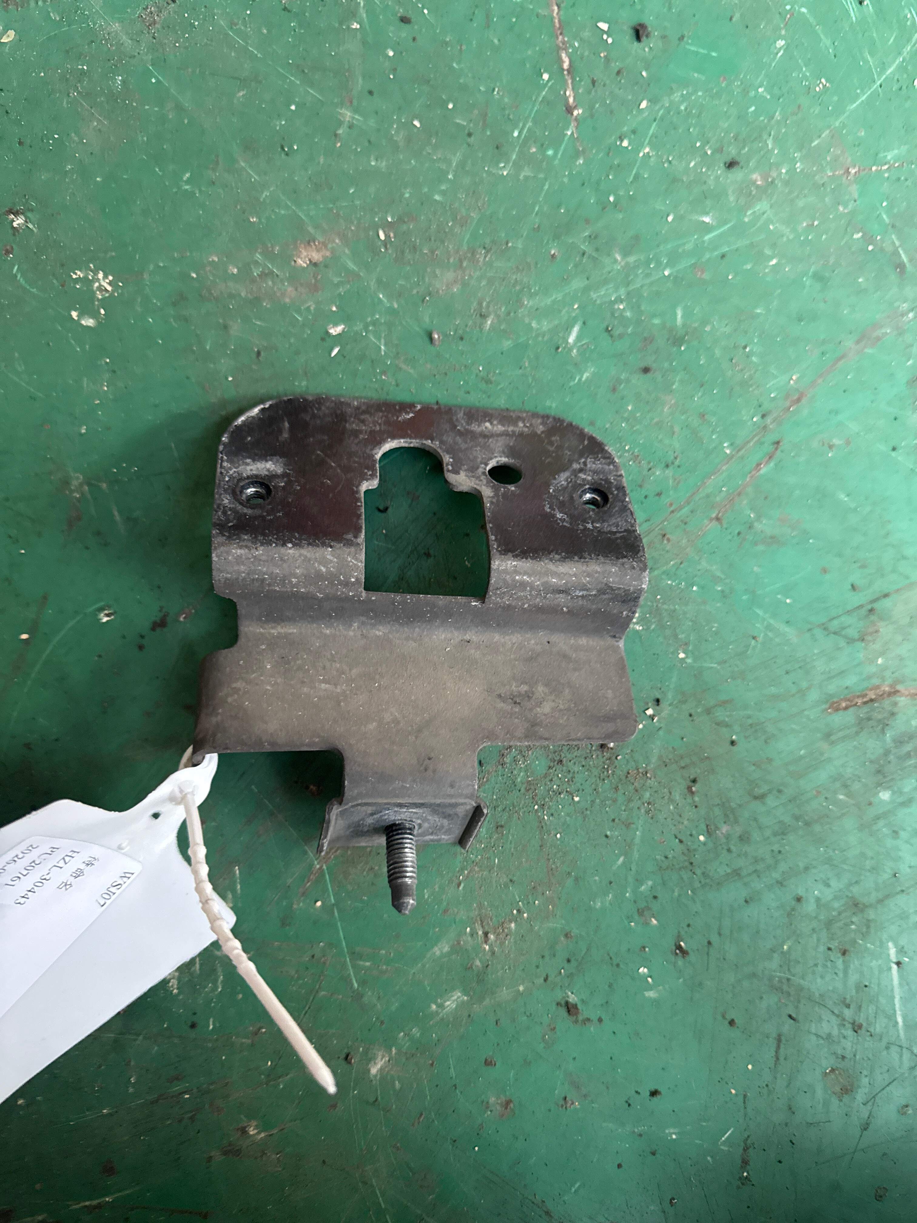 LR028795 Horn Bracket