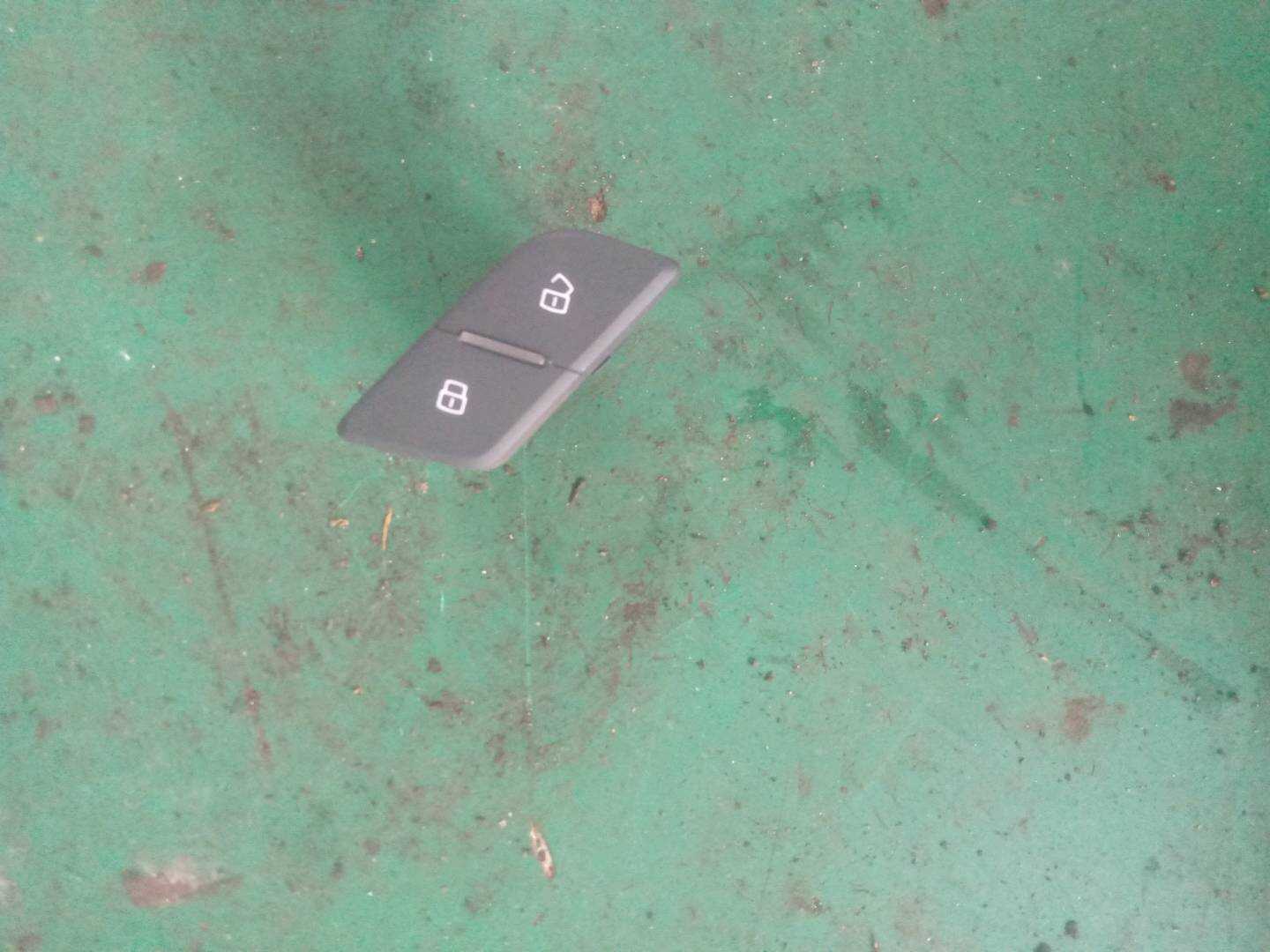 8WD962108 前门锁止开关(右)