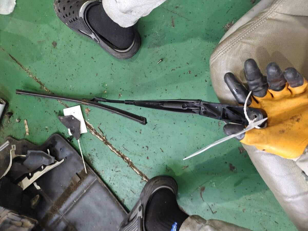 1Q1955409 Front Windshield Wiper Arm, Left