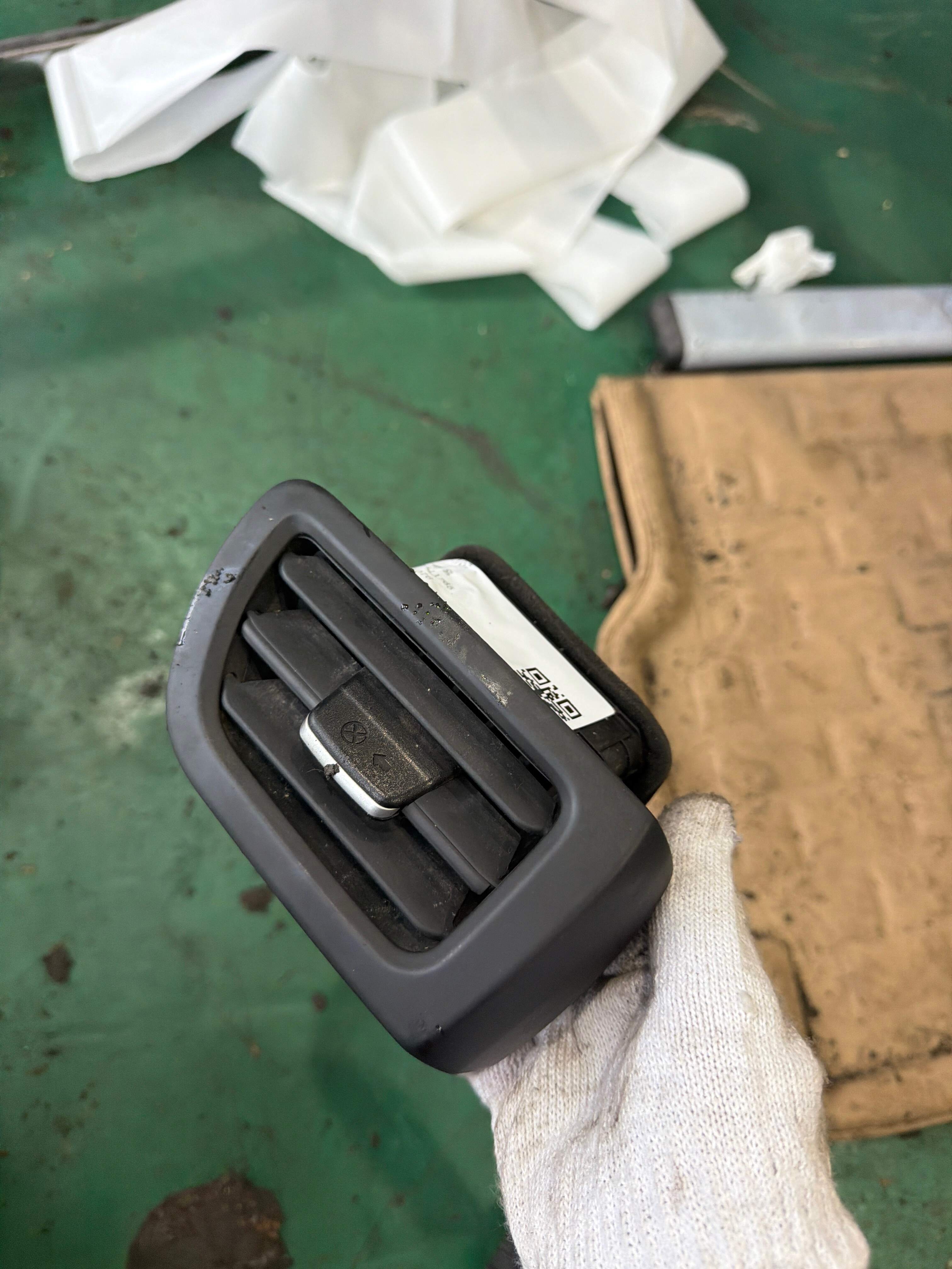 974804X000WK Dashboard Vent, Right