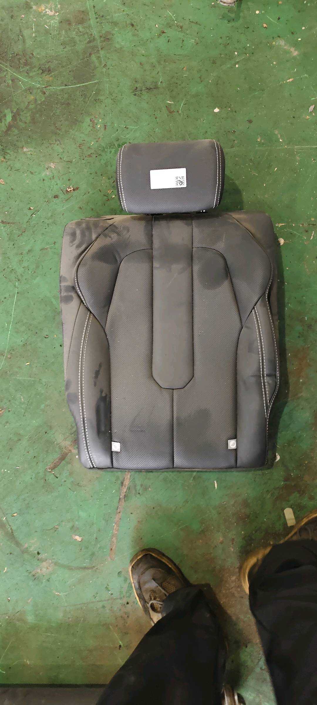 LR026942 后座椅靠背面罩