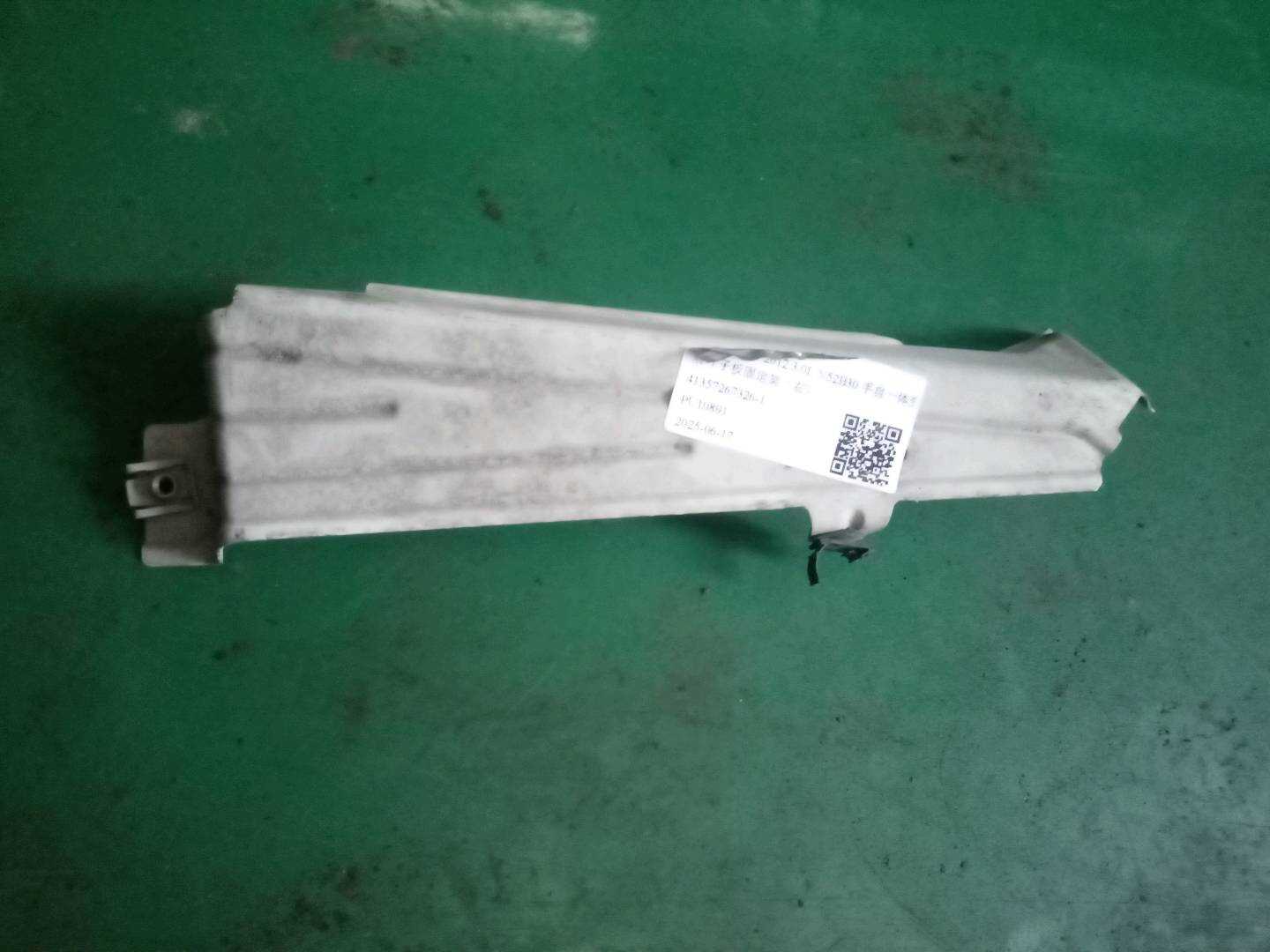 41357267326 前叶子板固定架(右)