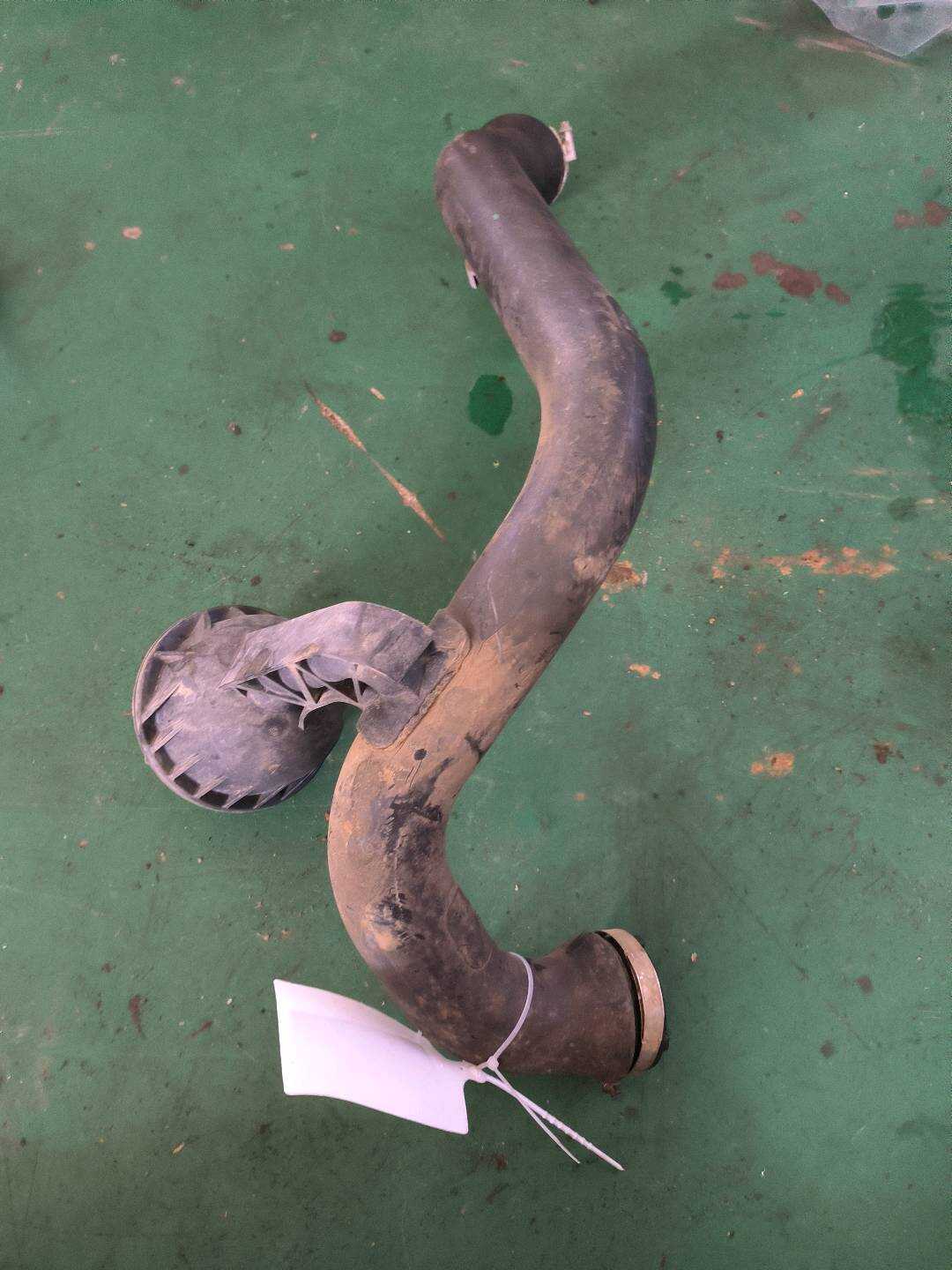 8W0145673 增压中冷器出气管