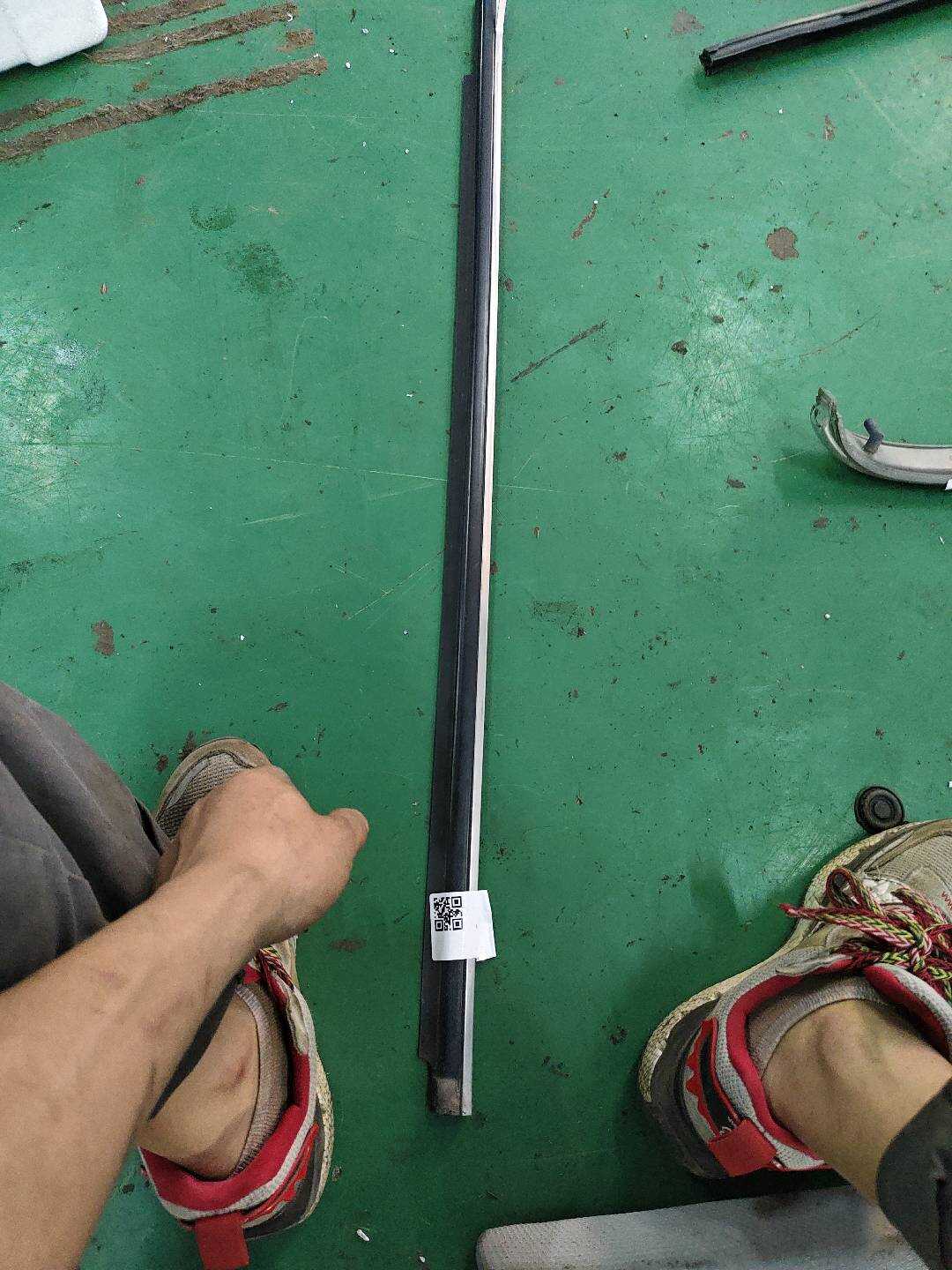 A1697200324 Front Door Window Molding (Left Outer)