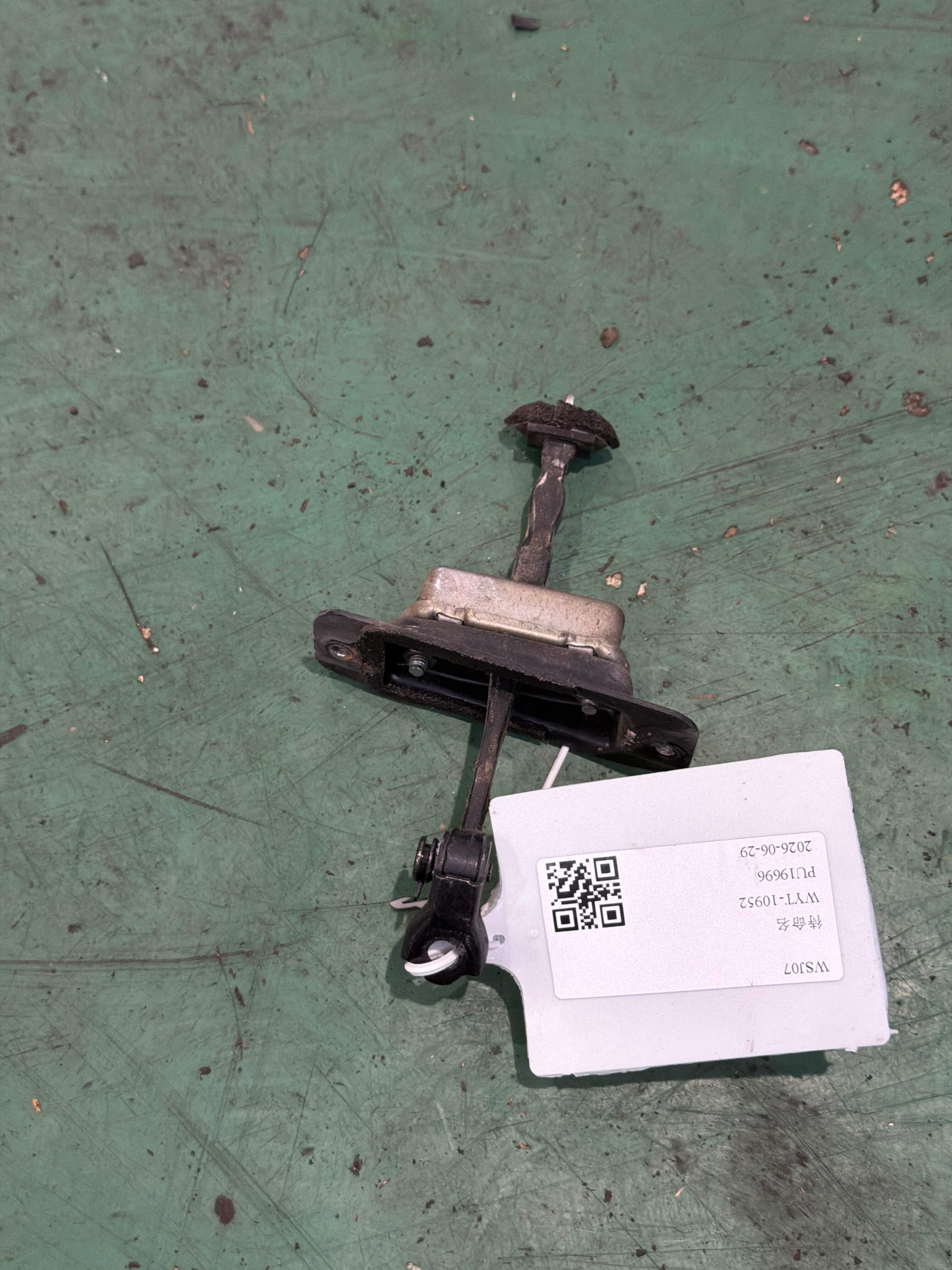 824311CA0A 后门限位器（左）