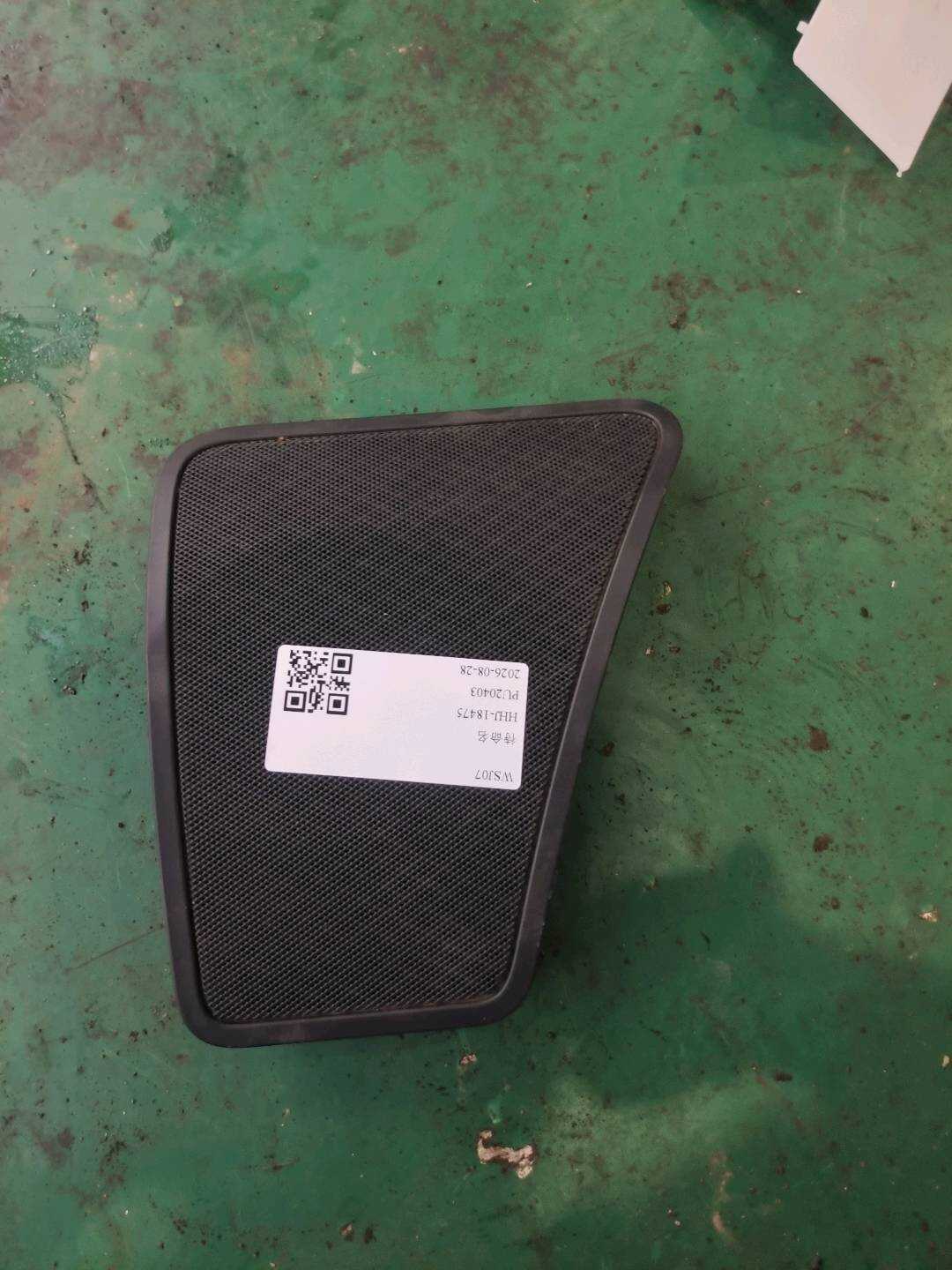 51469179860 后窗台饰板扬声器罩(右)