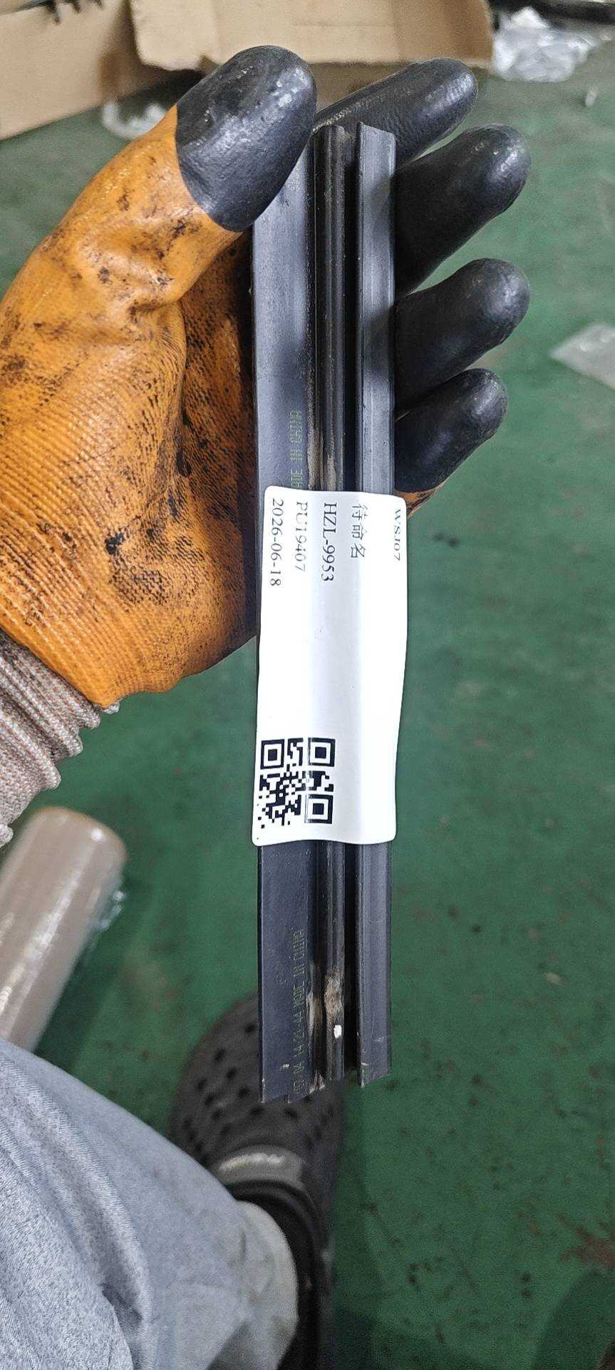 18D868759 车窗密封条(左前)