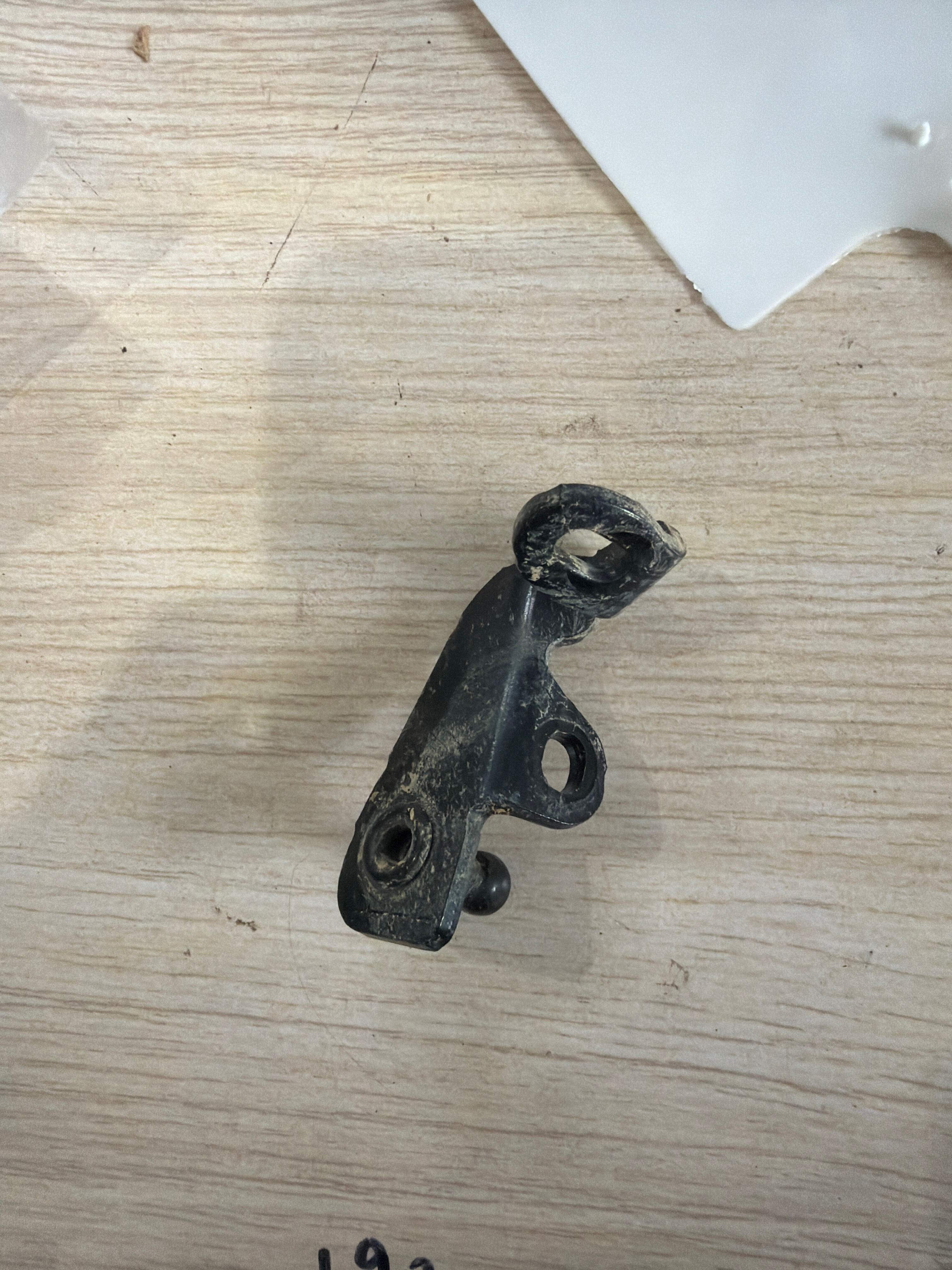 51237306977 前机盖撑杆支架(左)