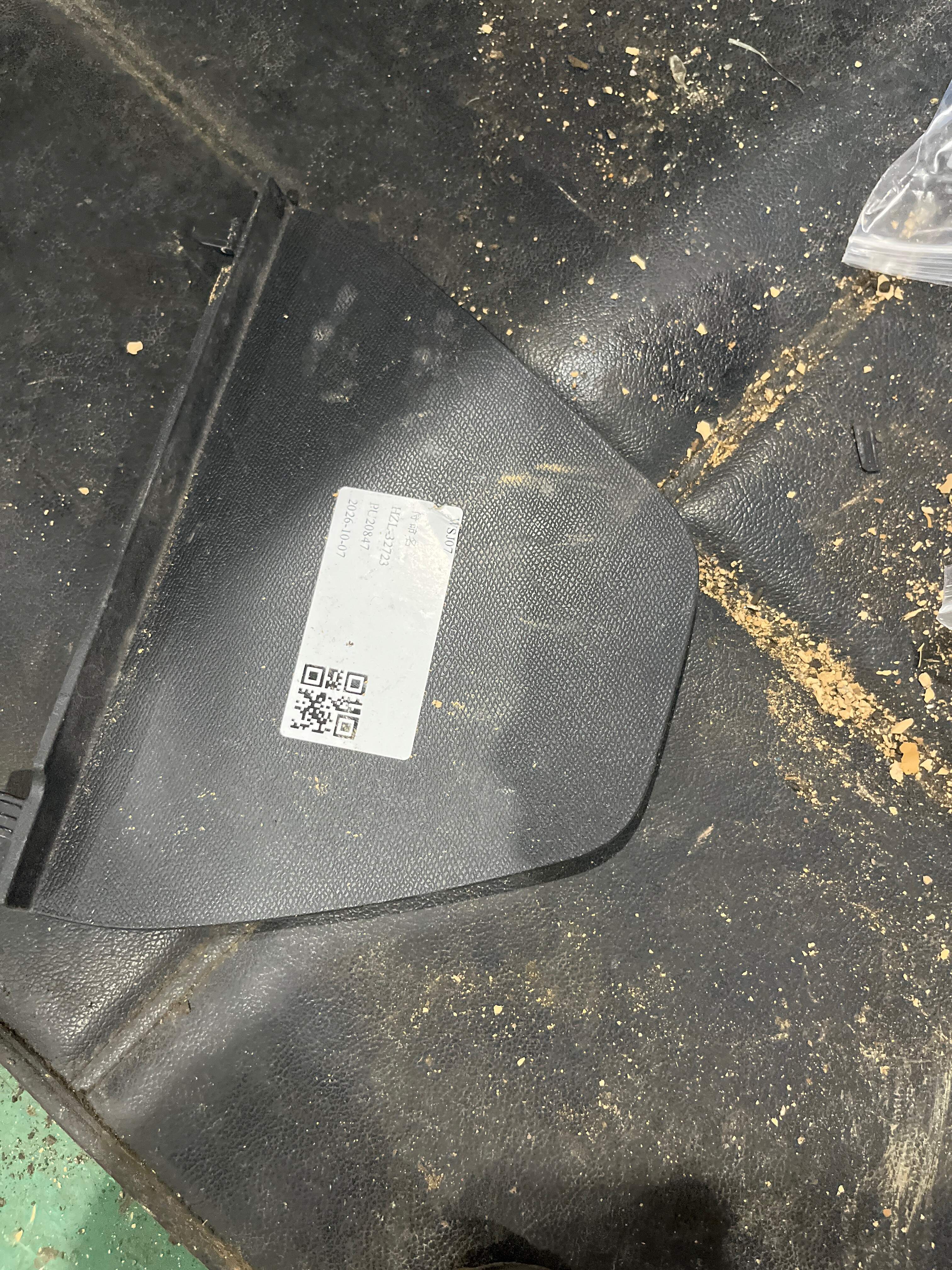 YL005545ZD 行李箱侧装饰板护盖(右)