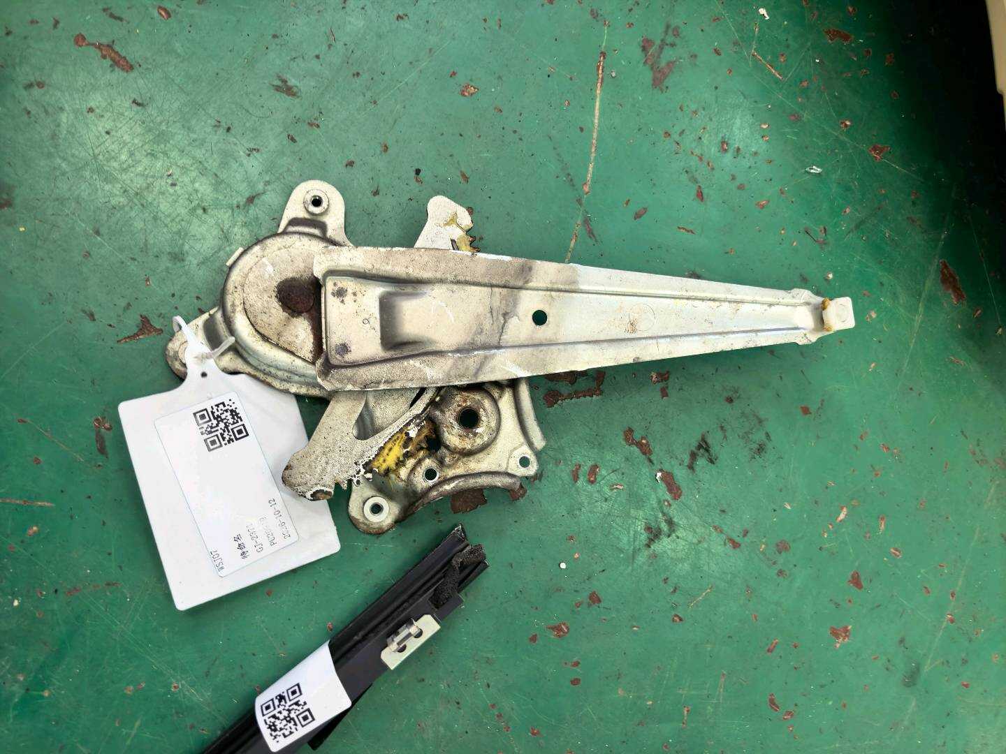 6980412180 Rear Left Door Window Regulator Bracket