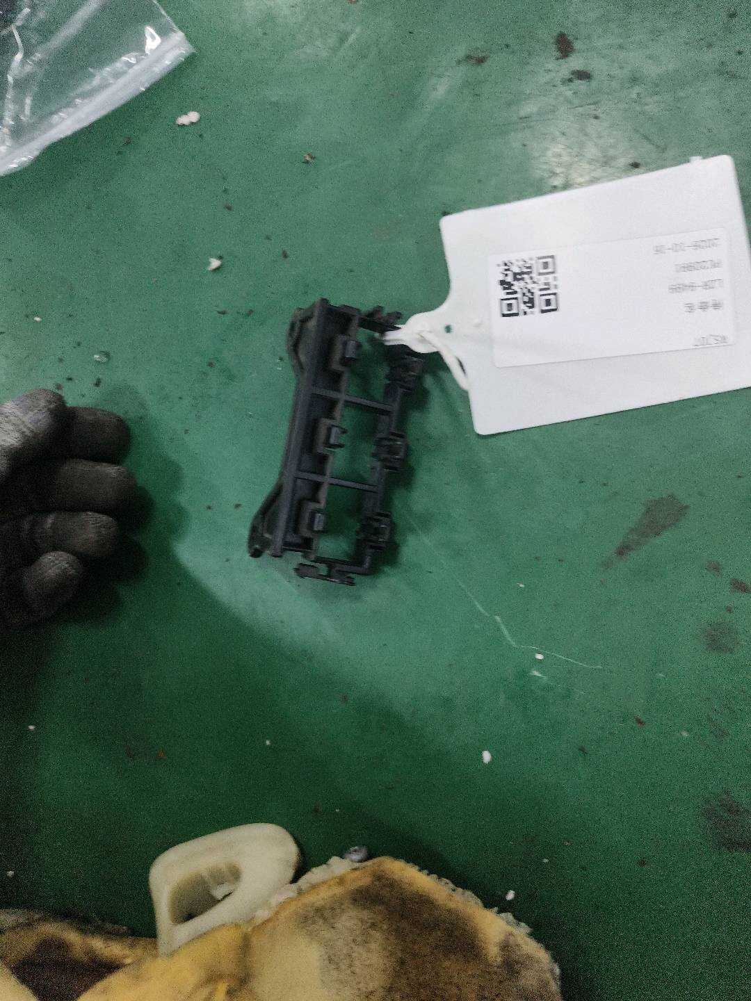 4B0937545A 插接器支架
