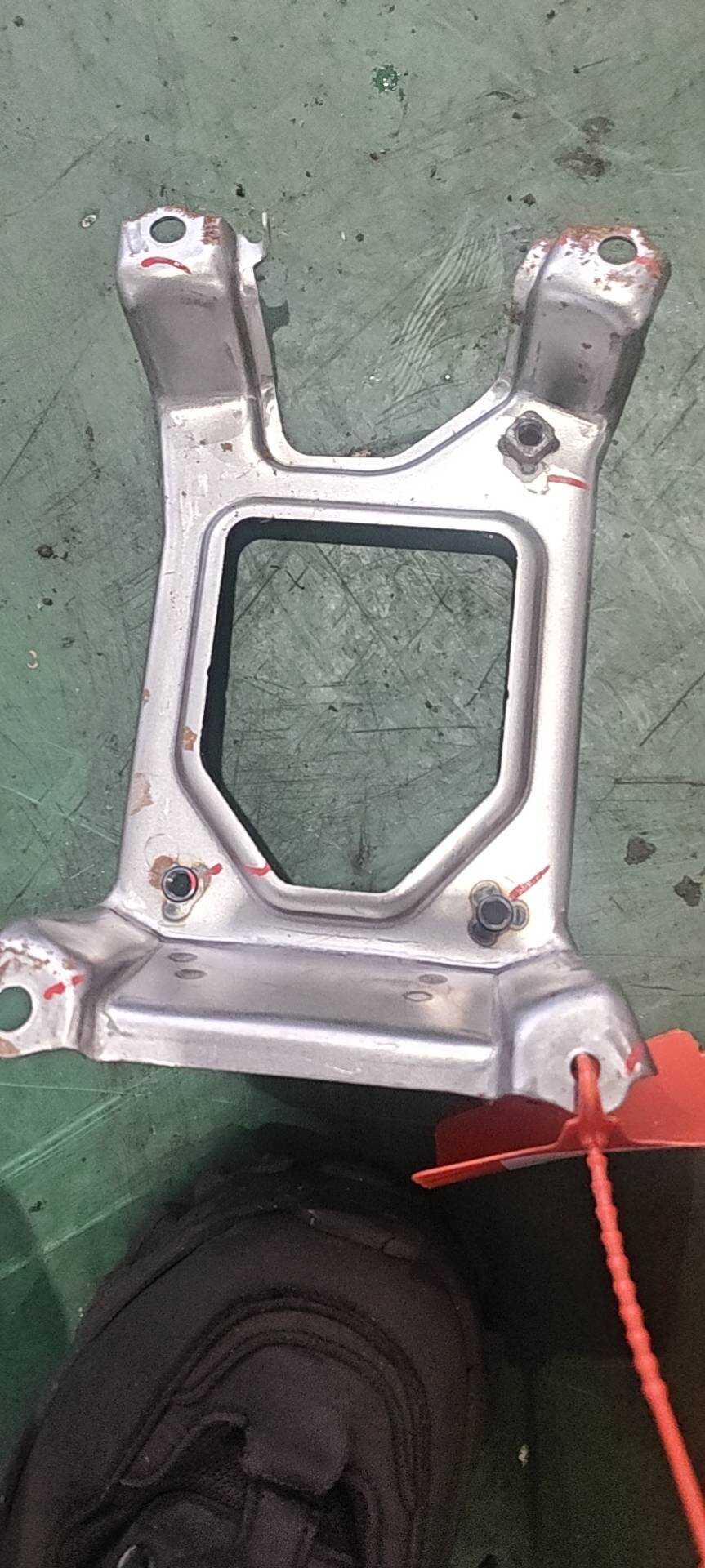 589960R020 扶手箱2号安装支架