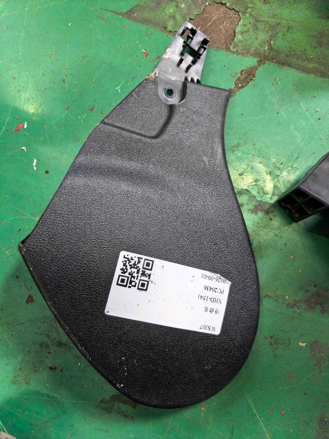 52107330819 副驾驶员座椅侧饰板(左)