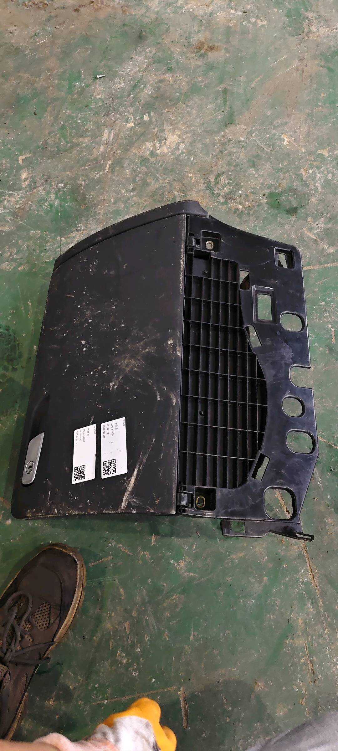 8R1857124 仪表台杂物箱盖