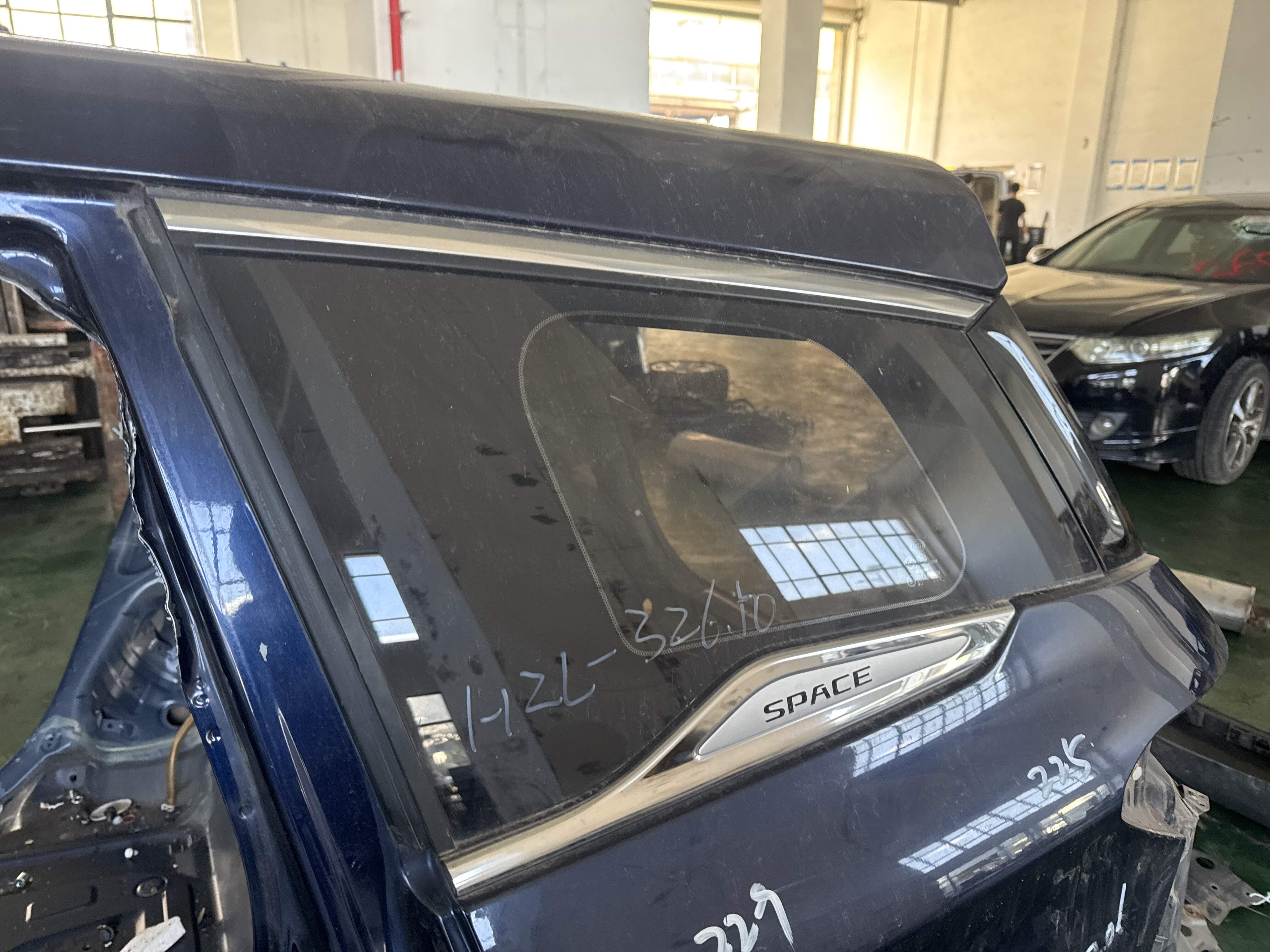 MEF5406010 Rear Left Quarter Glass Assembly