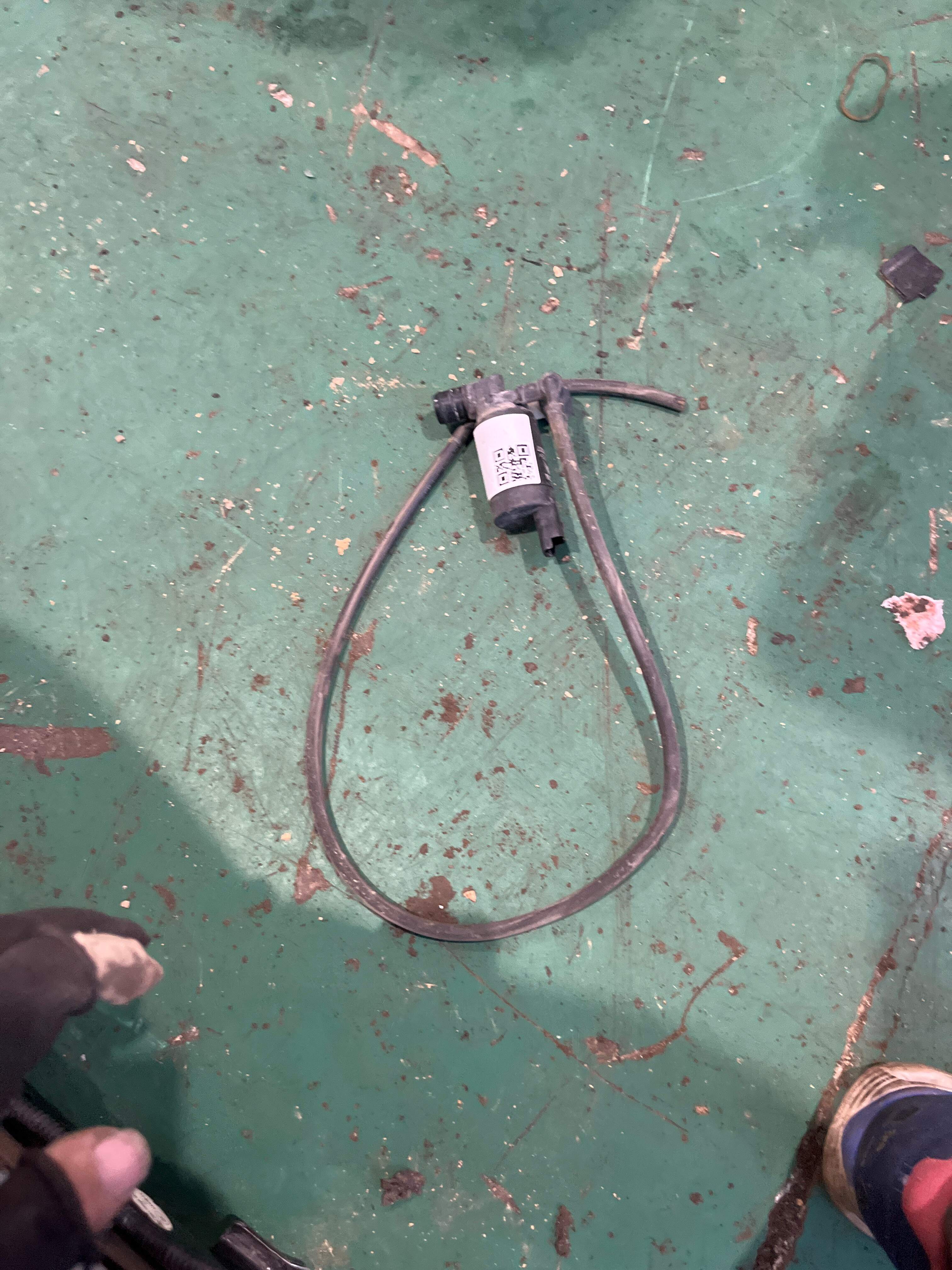 YL00404580 前风挡雨刮清洗器泵