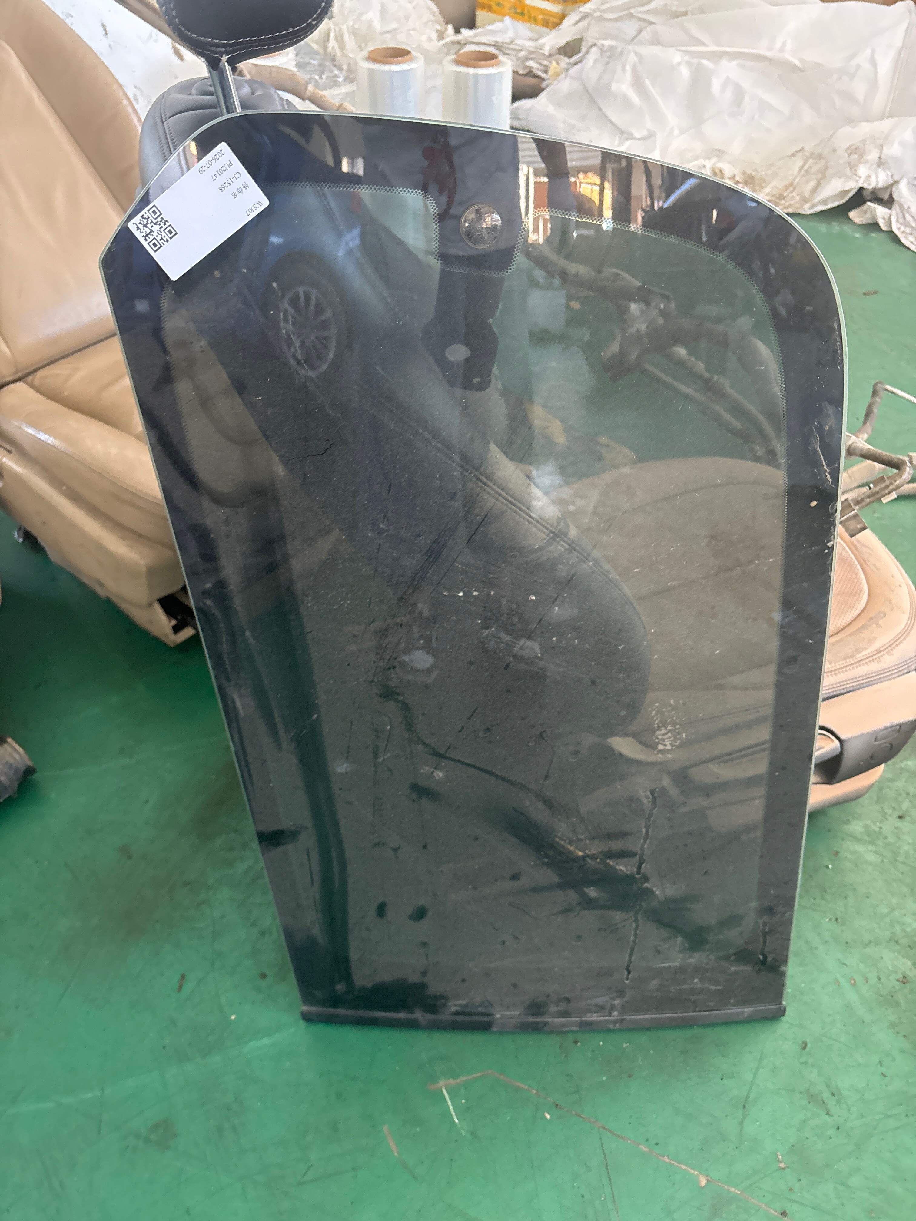 620710G020 右侧角窗玻璃分总成