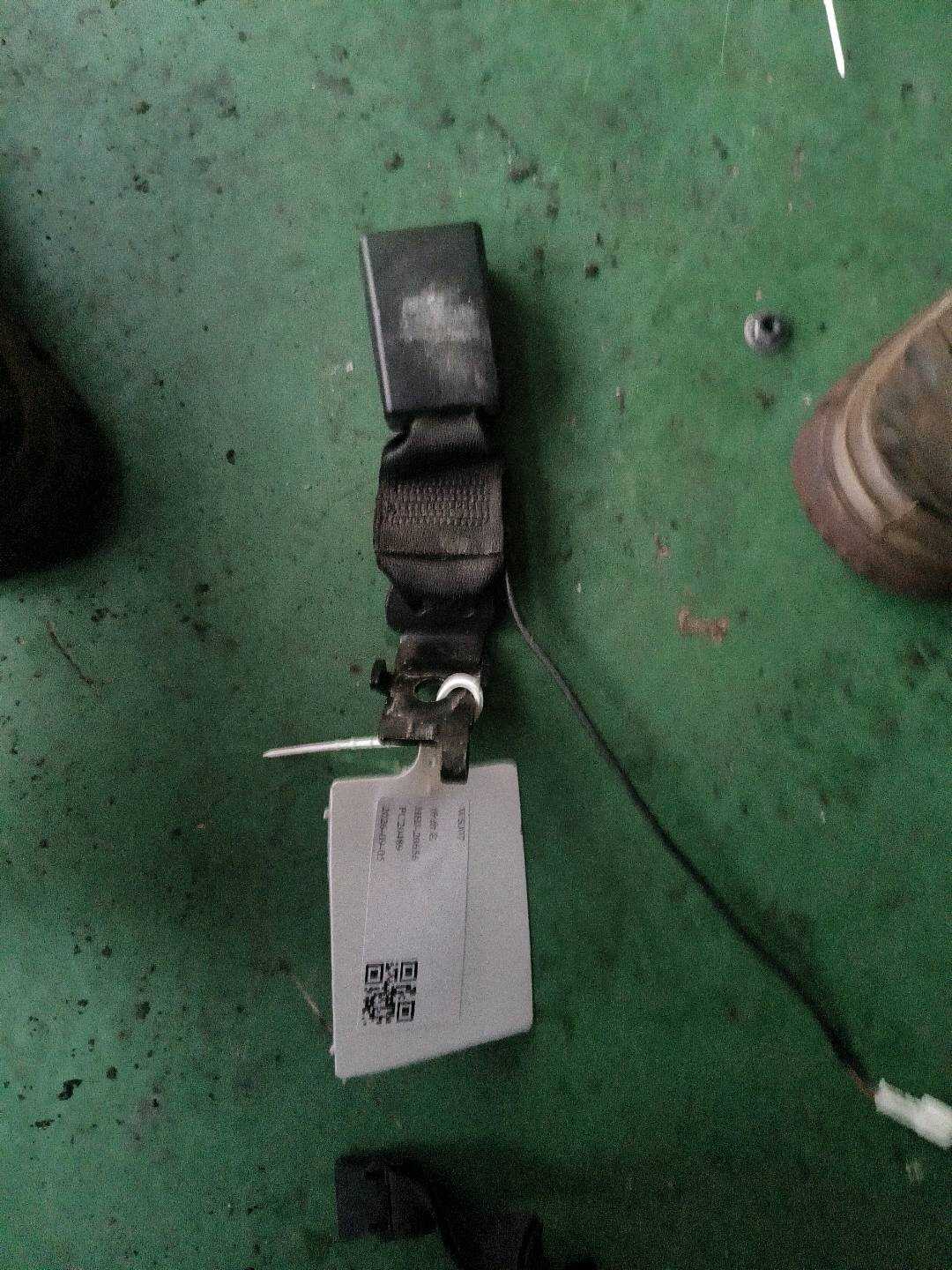 72117344695 后二排座椅安全带扣(中)