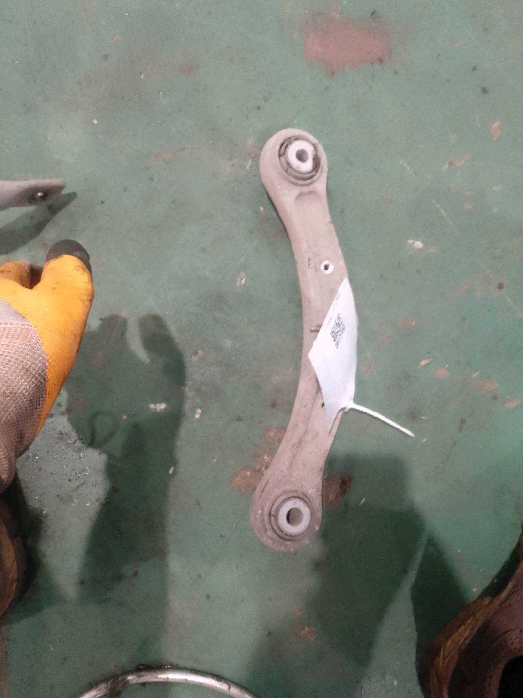 7L0505398 Rear Upper Control Arm, Rear Right