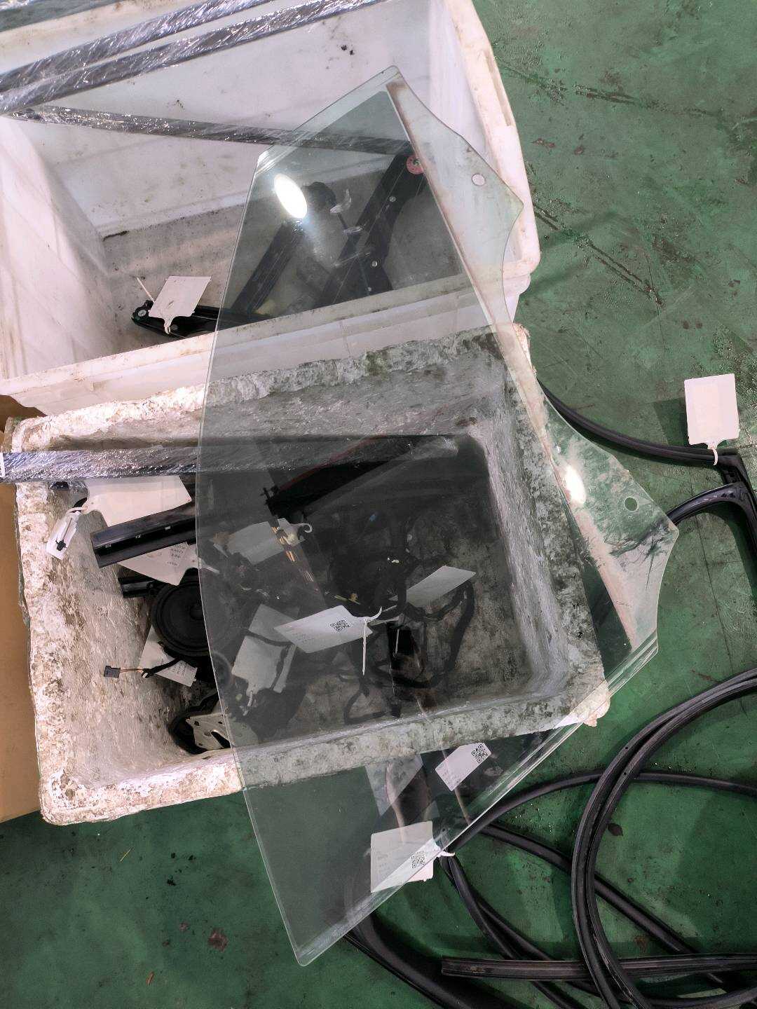 51332458072 前门玻璃(右)