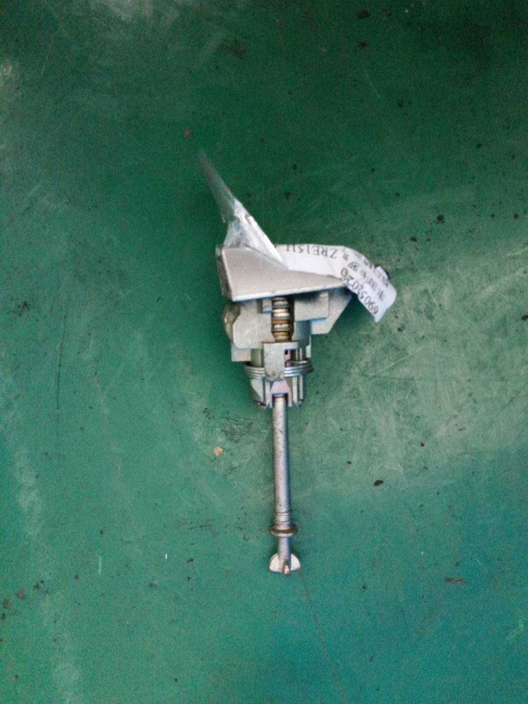 6905202130 前门锁芯（左）