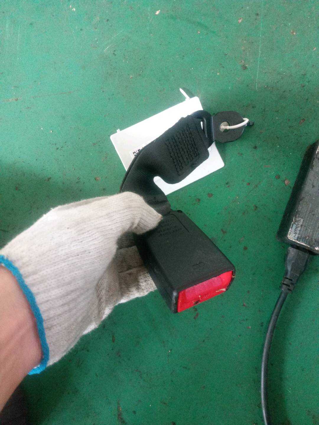 72117277302 后座椅安全带扣(中)