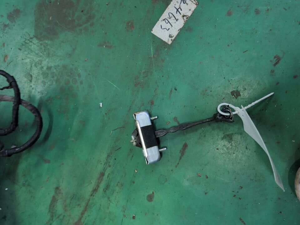 6862076010 前门限位器（左）