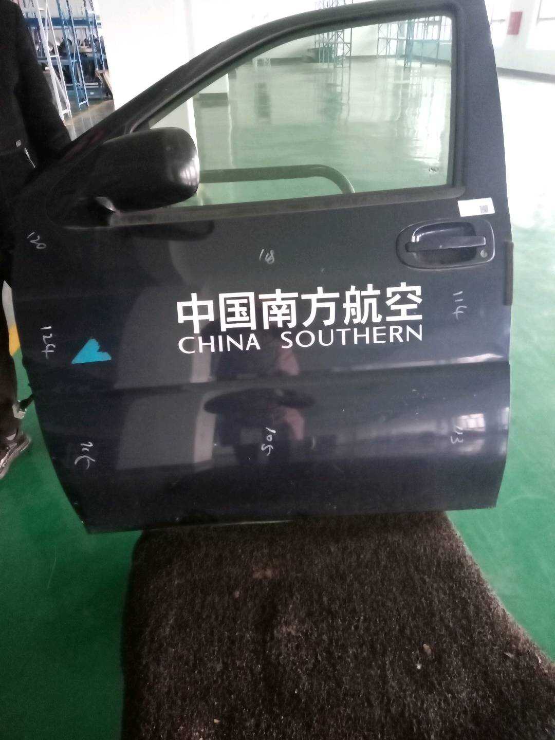 93730766 前门壳(左)