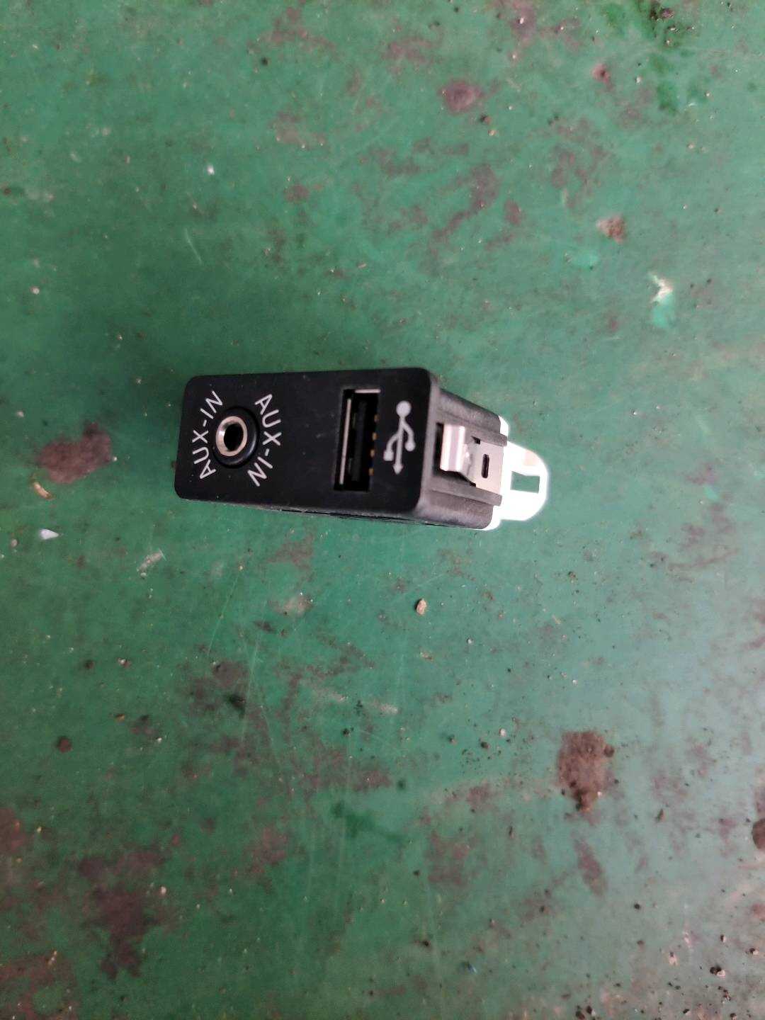 84109237653 AUX-In/USB 接口