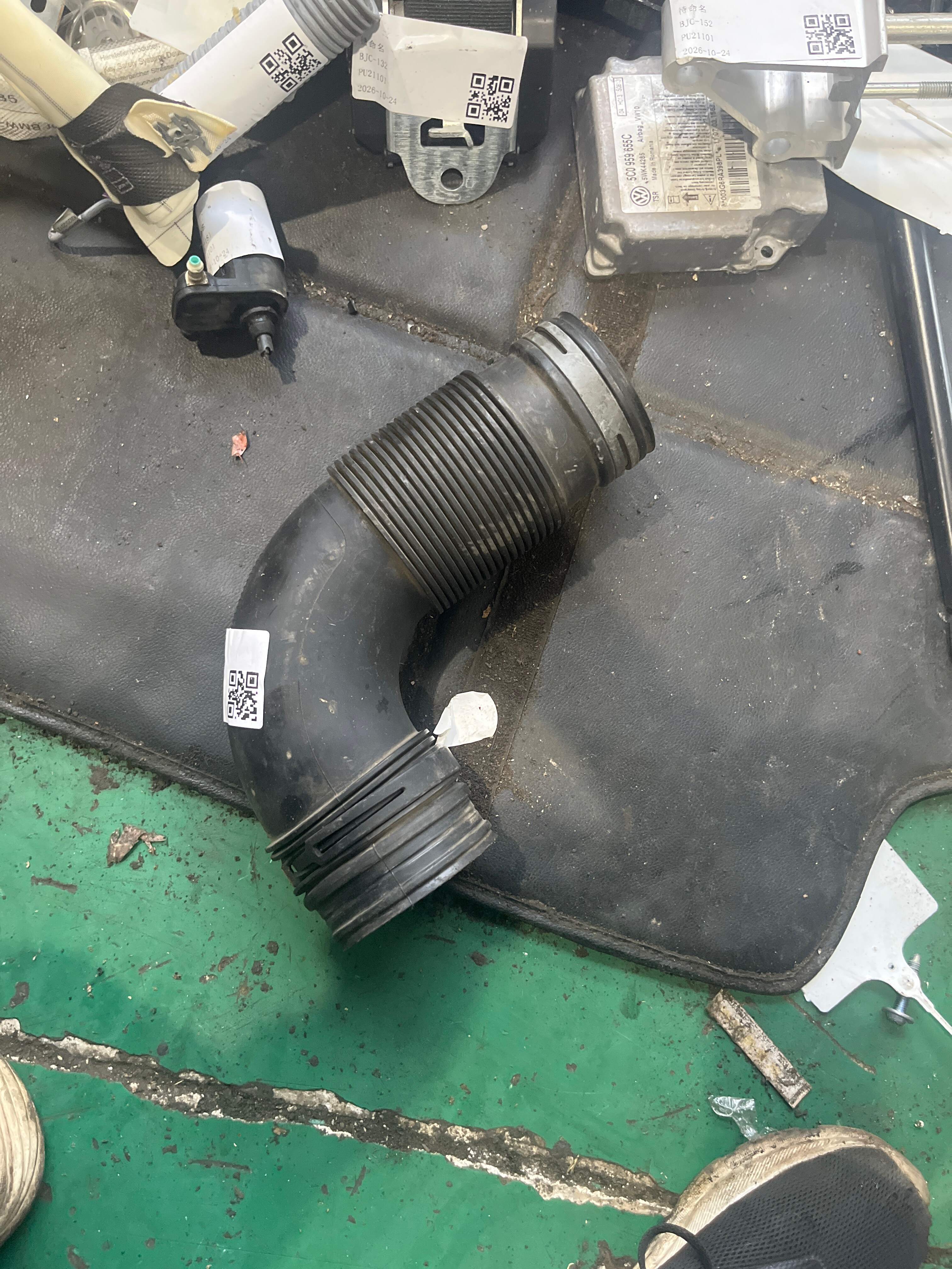 1K0129684T 空气滤清器出气管（一）