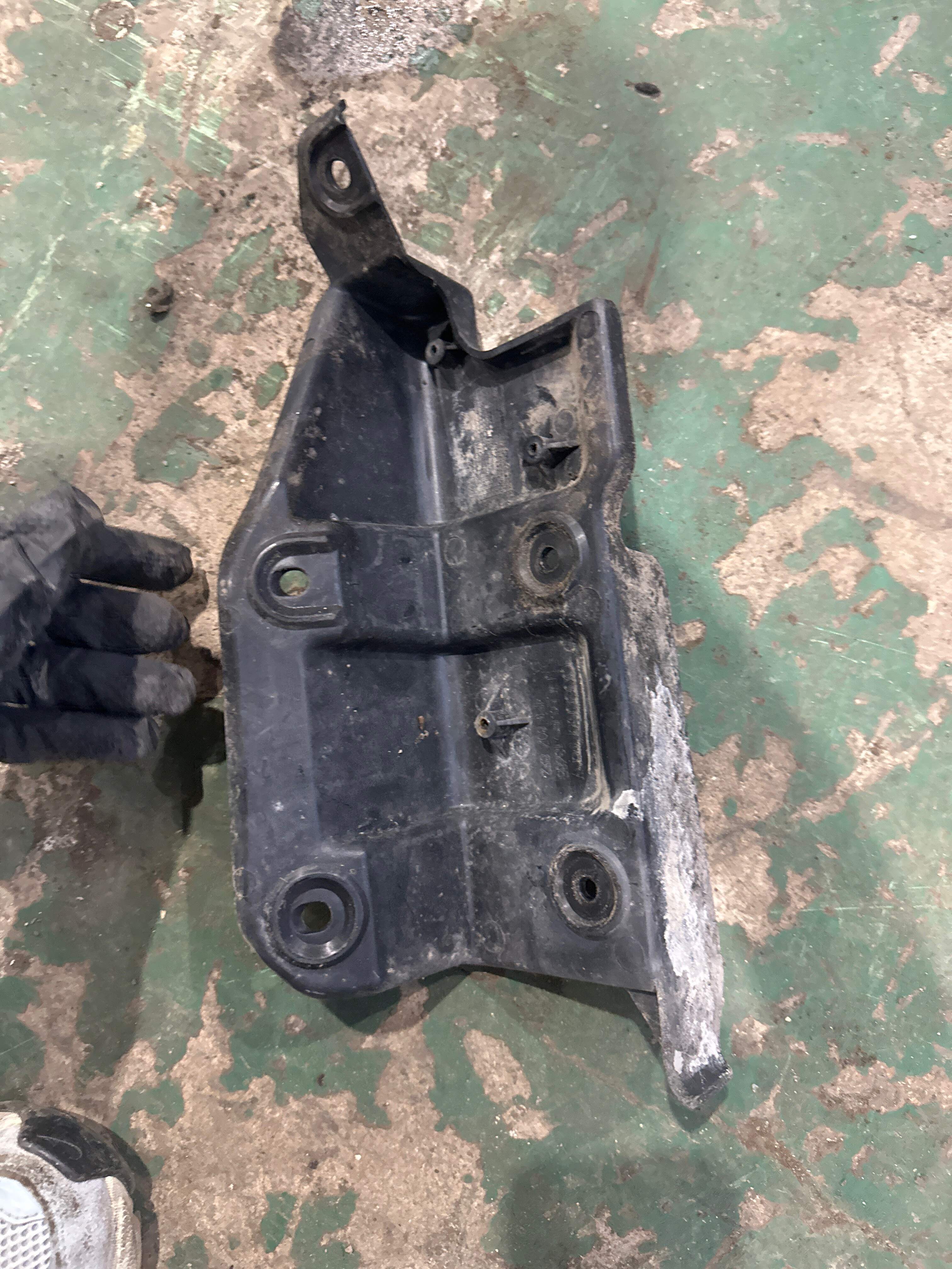 4F5807880 Tail Light Lower Bracket, Right