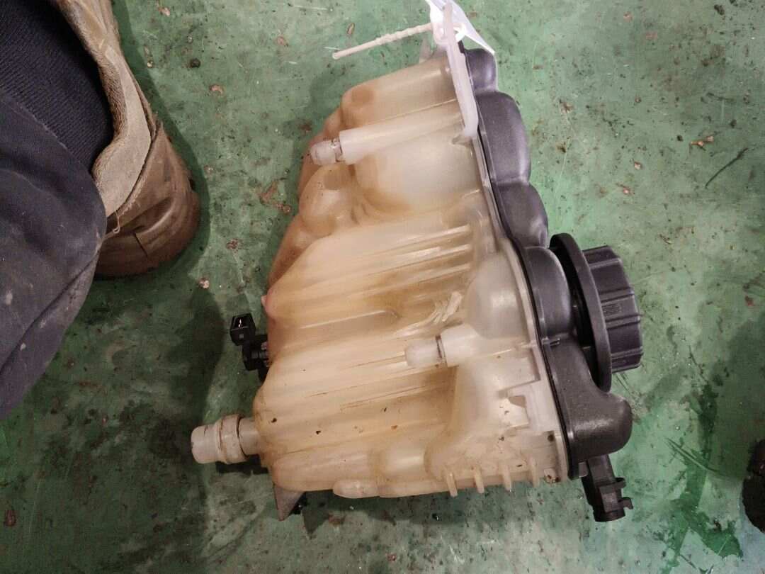 T2H4044 水箱补水壶